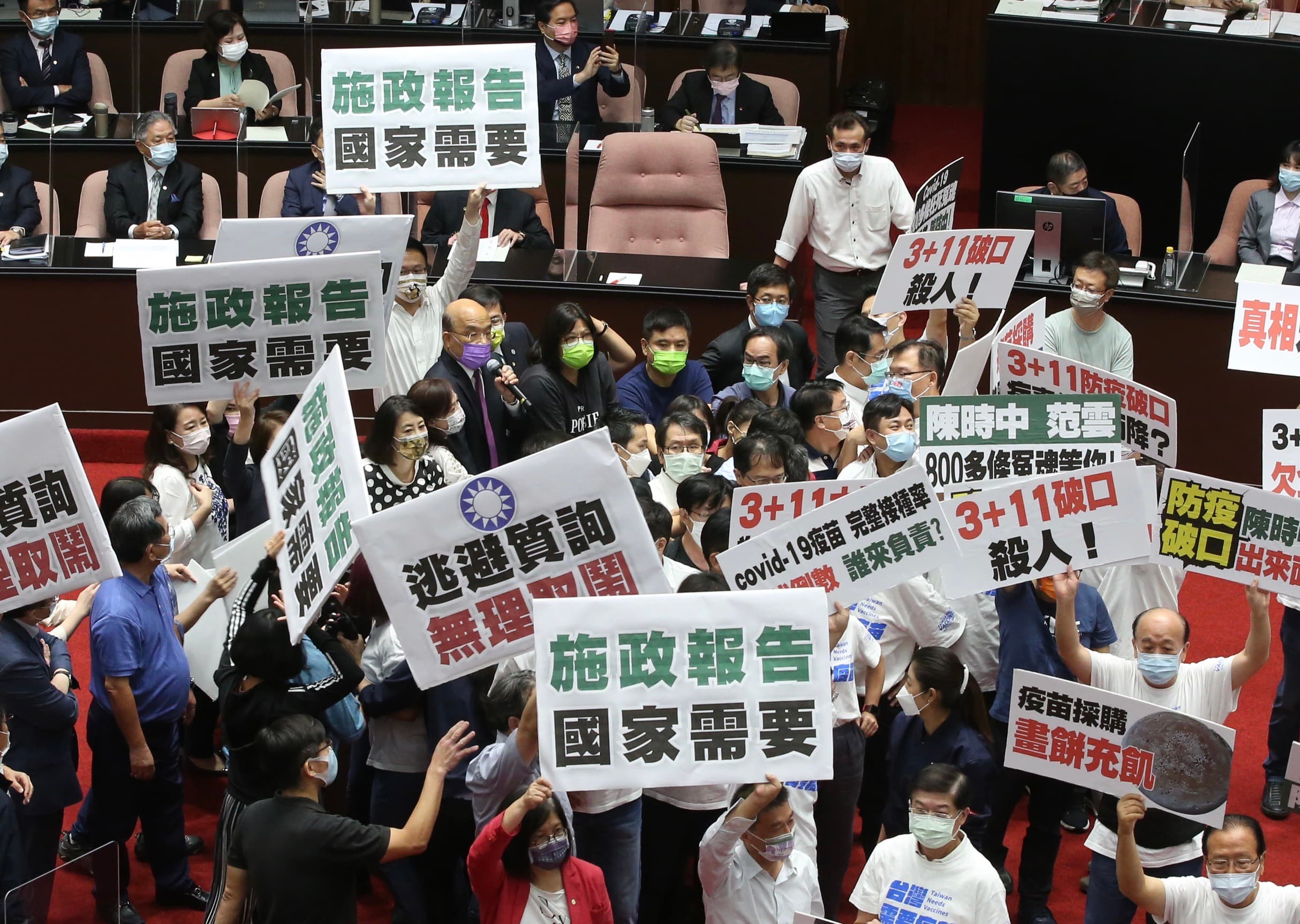 蘇貞昌在混戰中走上發言台,吼出57字的超簡短「施政報告」。