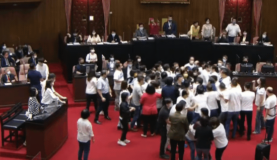 蘇貞昌在立委層層保護之下一度免強走上發言台。（翻攝自國會頻道）