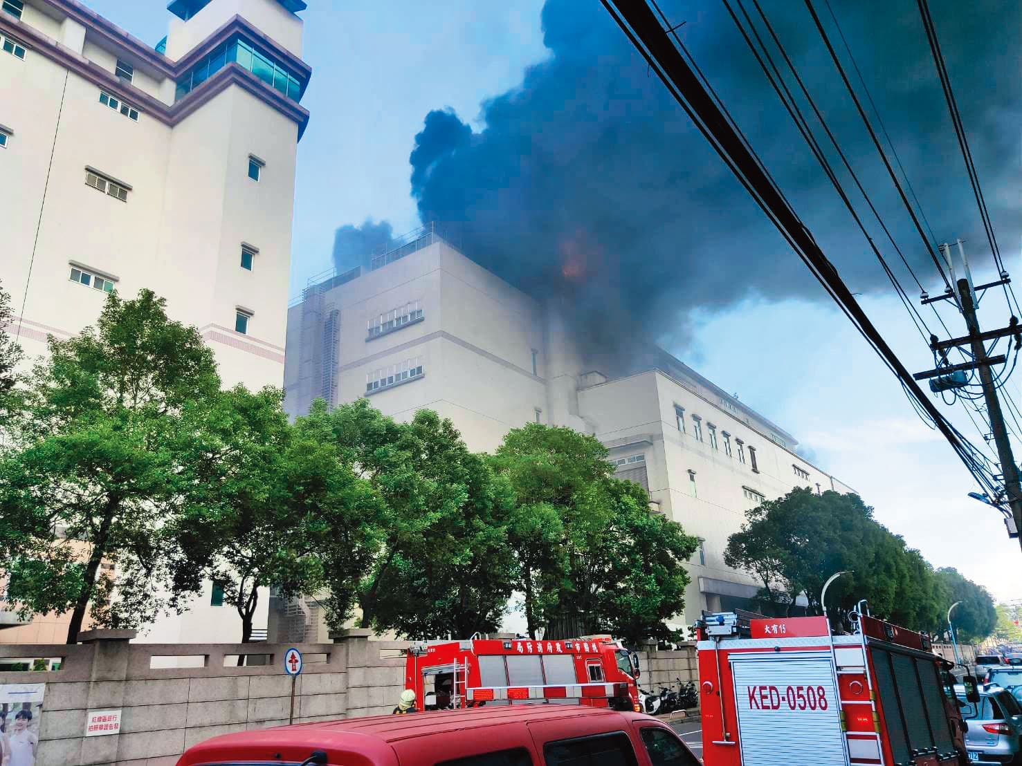 去年底印刷電路板大廠欣興發生大火,股價出現非理性下跌。(桃園市政府消防局提供)