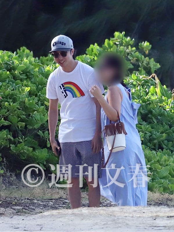 櫻井翔(左)先前和圈外女友去夏威夷旅行就曾被拍到同框。(翻攝自《週刊文春》)