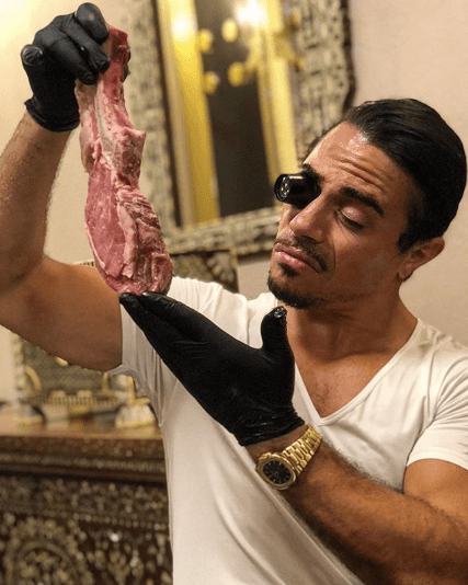 「撒鹽哥」是屠夫出身的專業廚師。(翻攝Salt Bae IG)