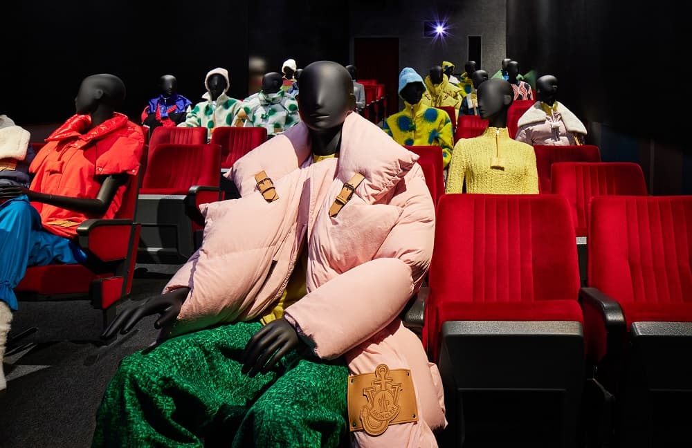 Moncler X JW Anderson來到米蘭一家隱祕古老的影院Cineclub Il Cinemino,凸顯了1 Moncler JW Anderson合作系列鮮明的對比元素。(Moncler提供)