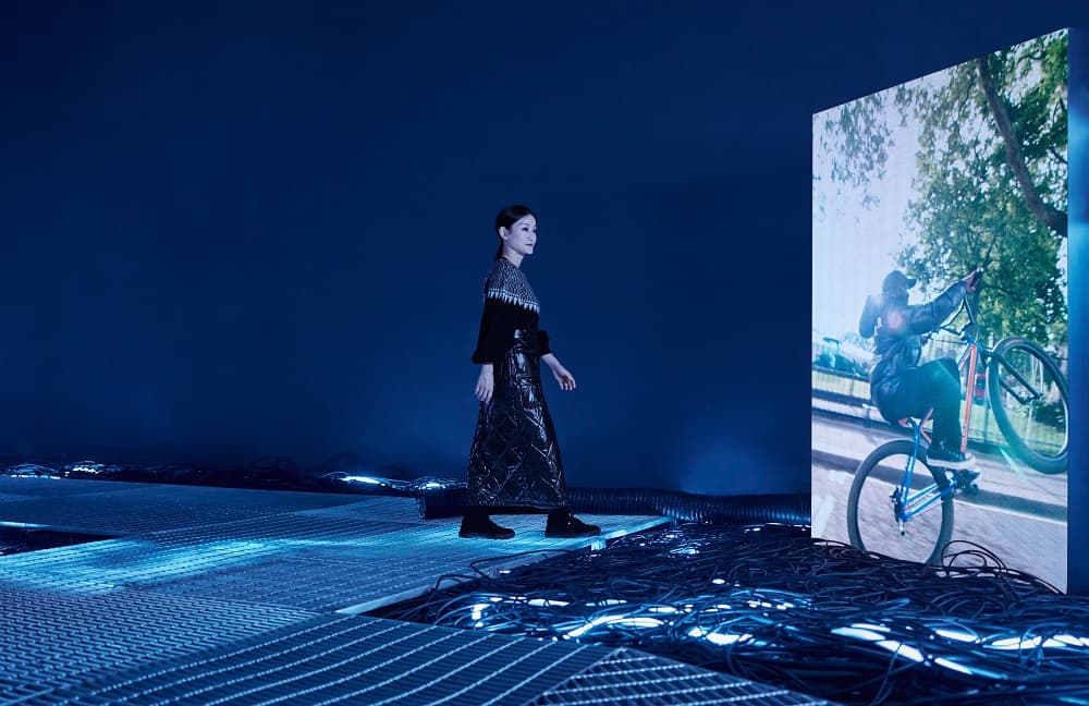 模特兒身穿7 Moncler FRGMT藤原浩合作系列,現身東京、倫敦、米蘭、布里斯托及溫哥華街頭,詮釋設計師藤原浩與繁華大都會的聯結。(Moncler提供)