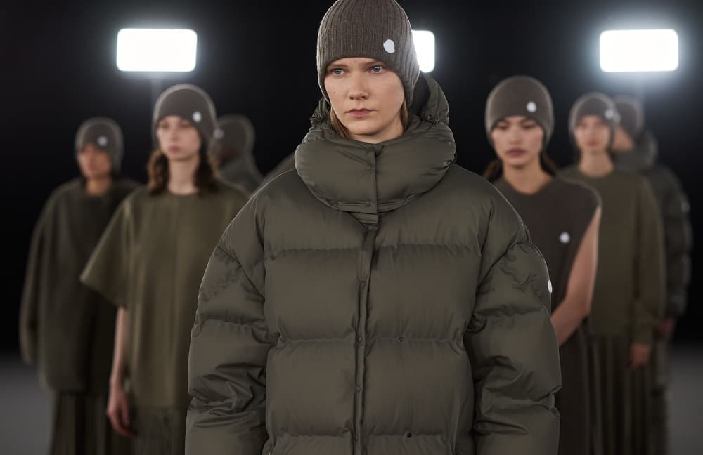 在東京發表的4 Moncler Hyke合作系列,以一場時裝秀表達實用主義的理念。(Moncler提供)