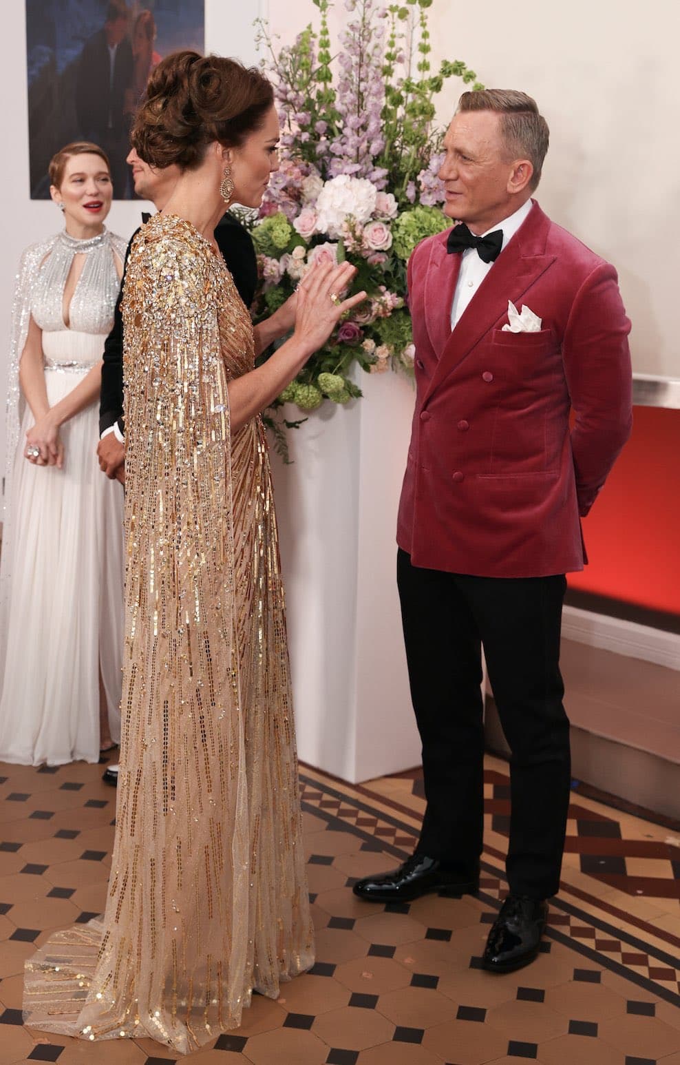 凱特王妃與丹尼爾克雷格聊天。(翻攝CoutureRoyals推特)