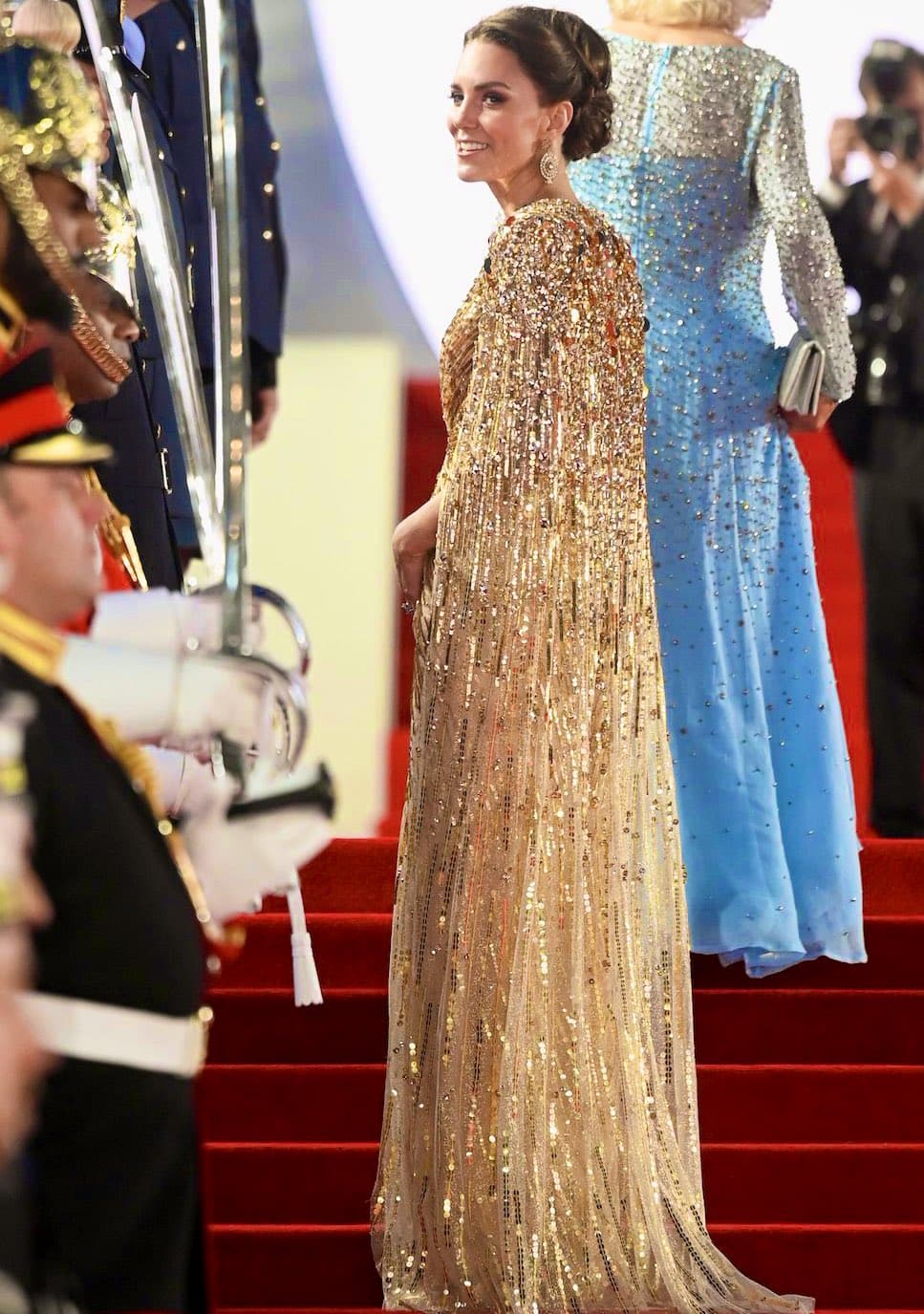 凱特王妃穿Jenny Packham禮服,後面是斗篷設計。(翻攝KaylaAdams___推特)