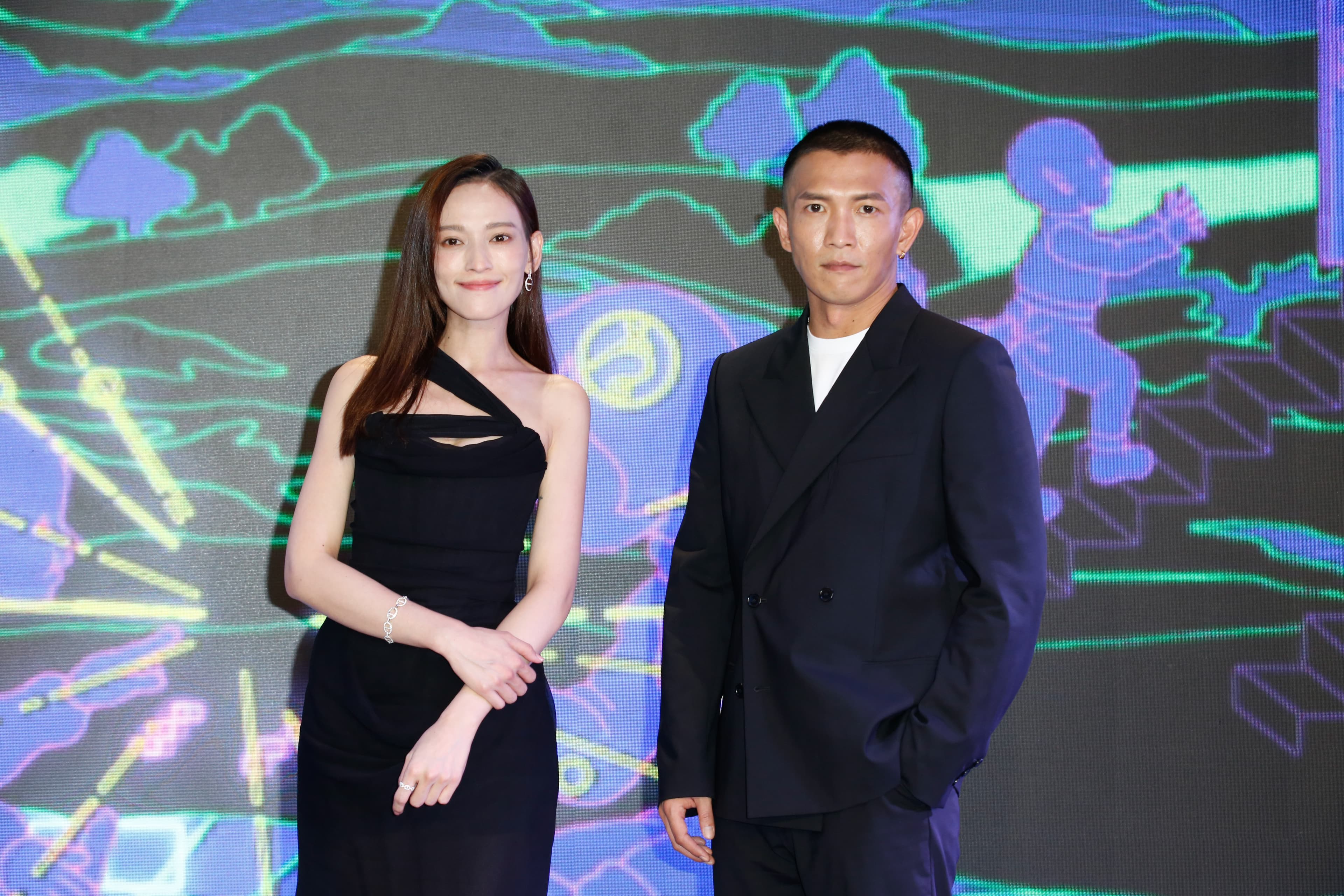 姚以緹(左)、黃尚禾在VR〈女海盜:成名之路〉挑戰古裝。