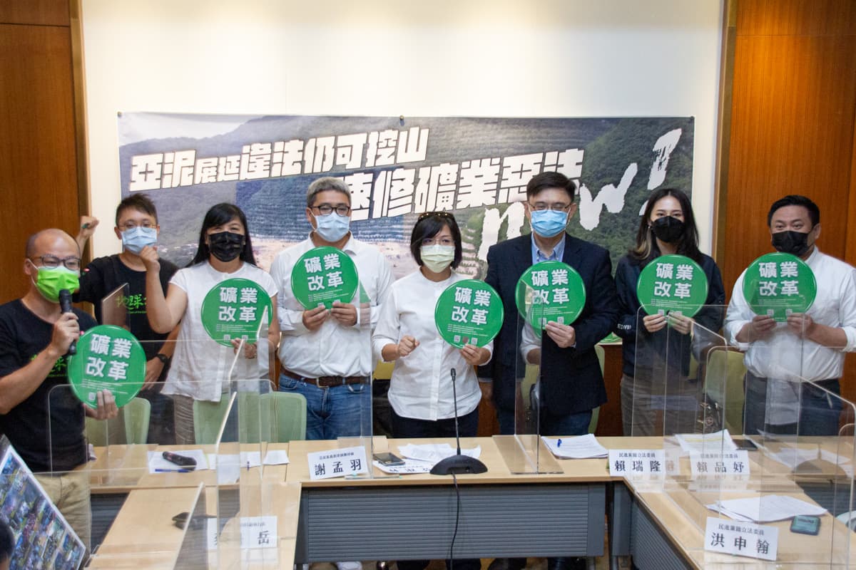 民進黨立委洪申翰(右起)、賴品妤、賴瑞隆、林淑芬、律師謝孟羽、原民立委伍麗華、地球公民基金會主任黃靖庭、副執行長蔡中岳等人,呼籲盡速通過修法。(地球公民基金會提供)