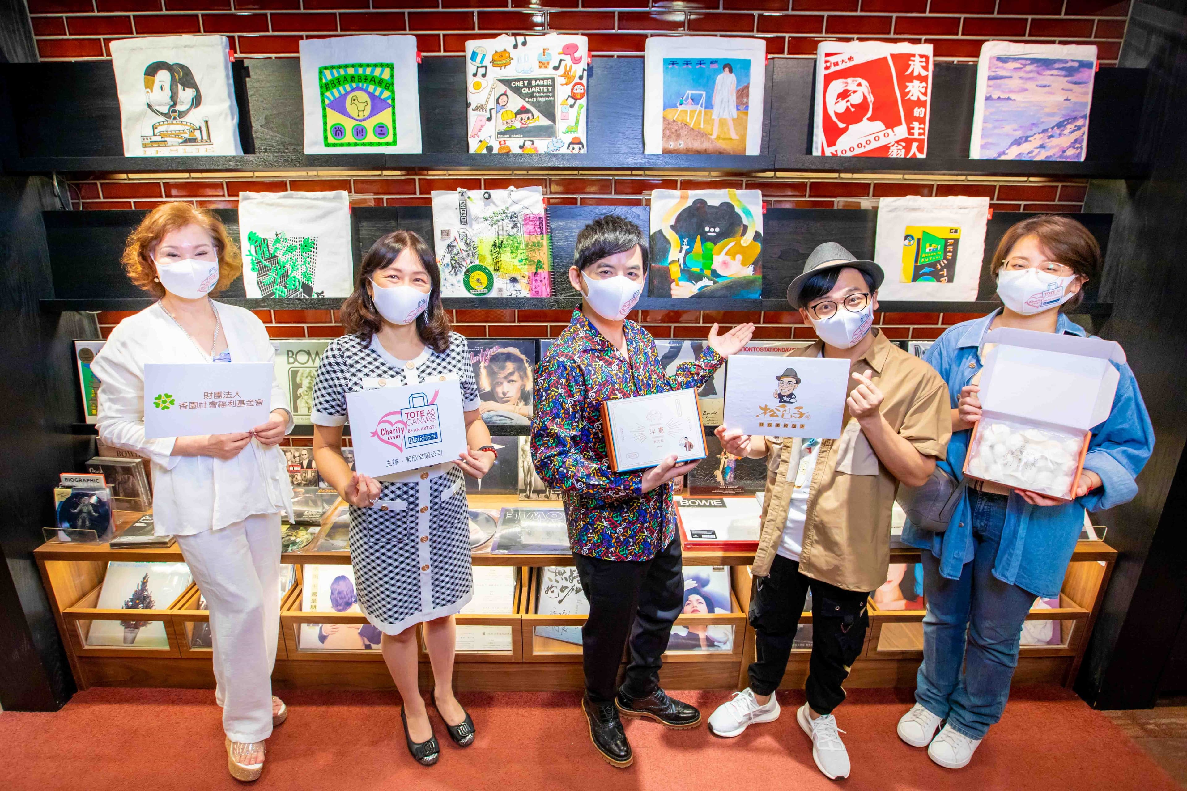 黃子佼(中)擔任策展人的公益聯展,去年因為疫情停辦,近日疫情趨緩終於可辦實體展。(洒落嚴選行提供)