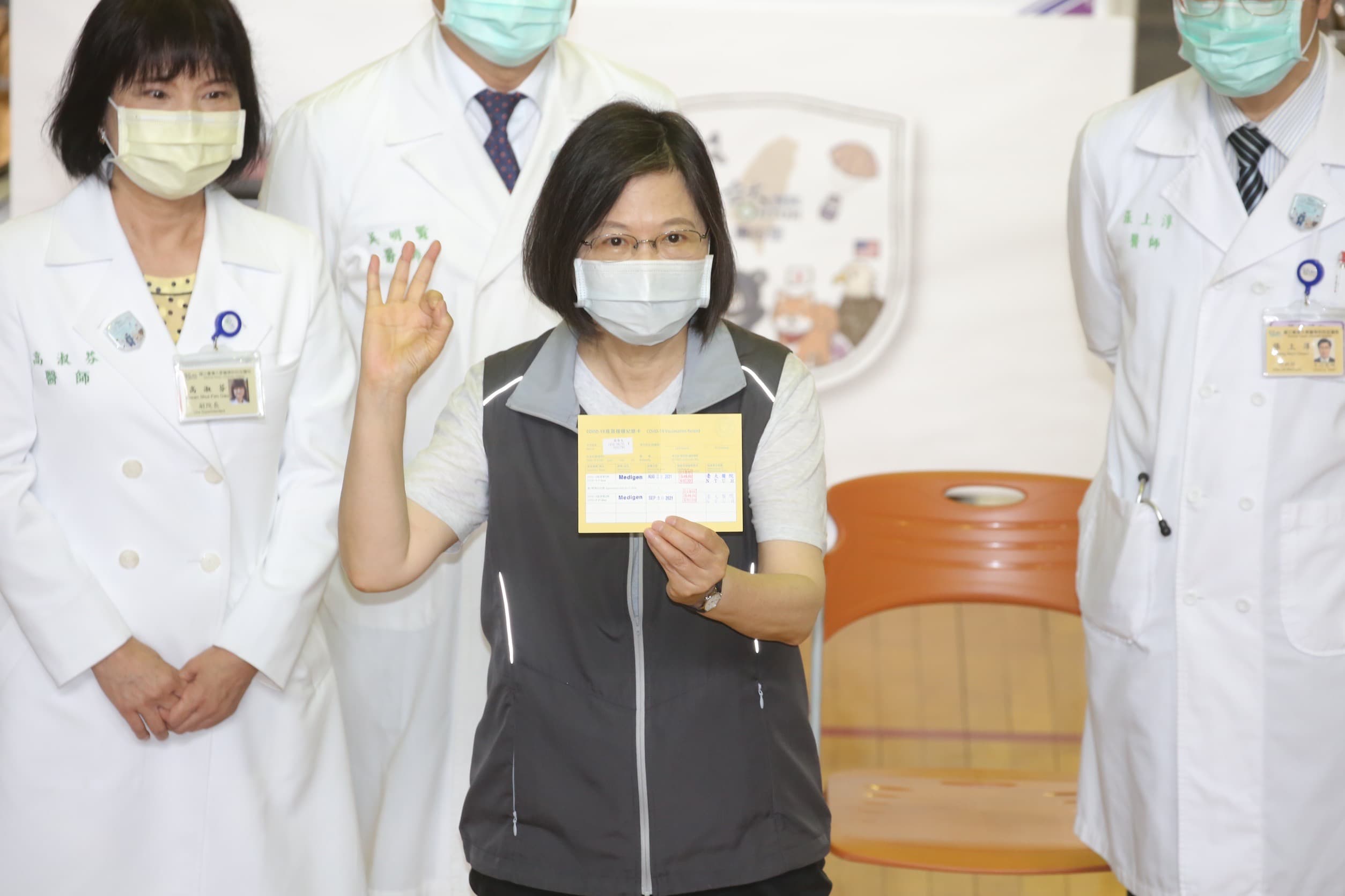 蔡英文接種疫苗時神情輕鬆,施打結束後總統則比出「OK」手勢。