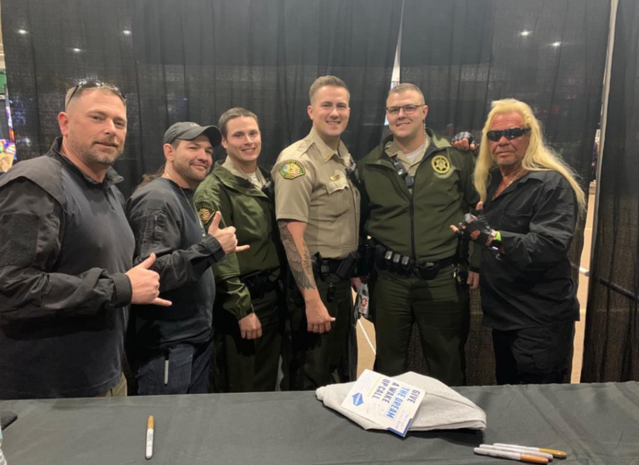 杜安(右)也是專業的犯罪顧問,與當地警方長期配合。(翻攝Duane Lee Chapman IG)