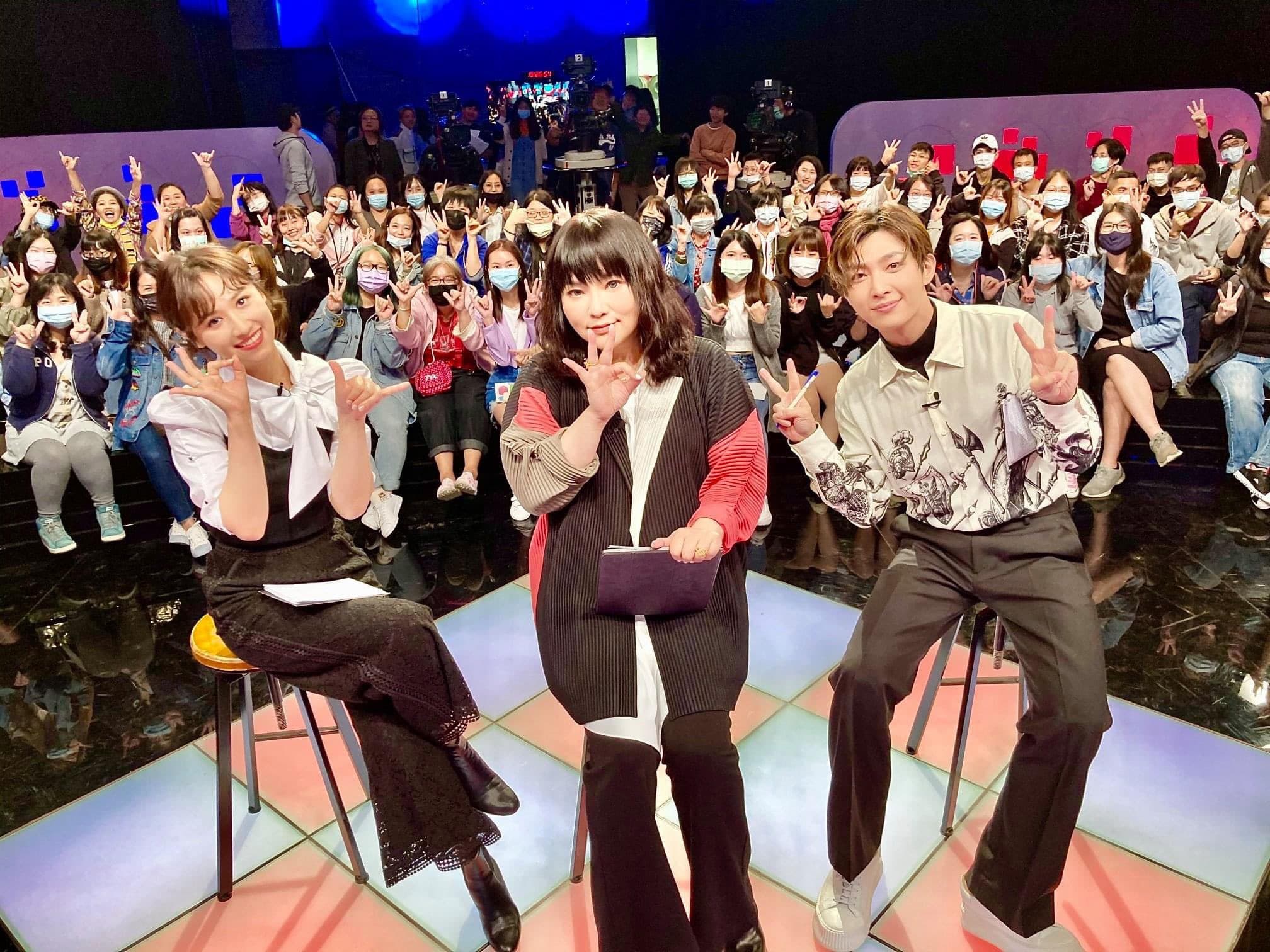 由吳姍儒(左起)、唐綺陽和炎亞綸主持的《36題愛上你》入圍金鐘綜藝節目獎。(翻攝炎亞綸亞洲粉絲會Twitter)