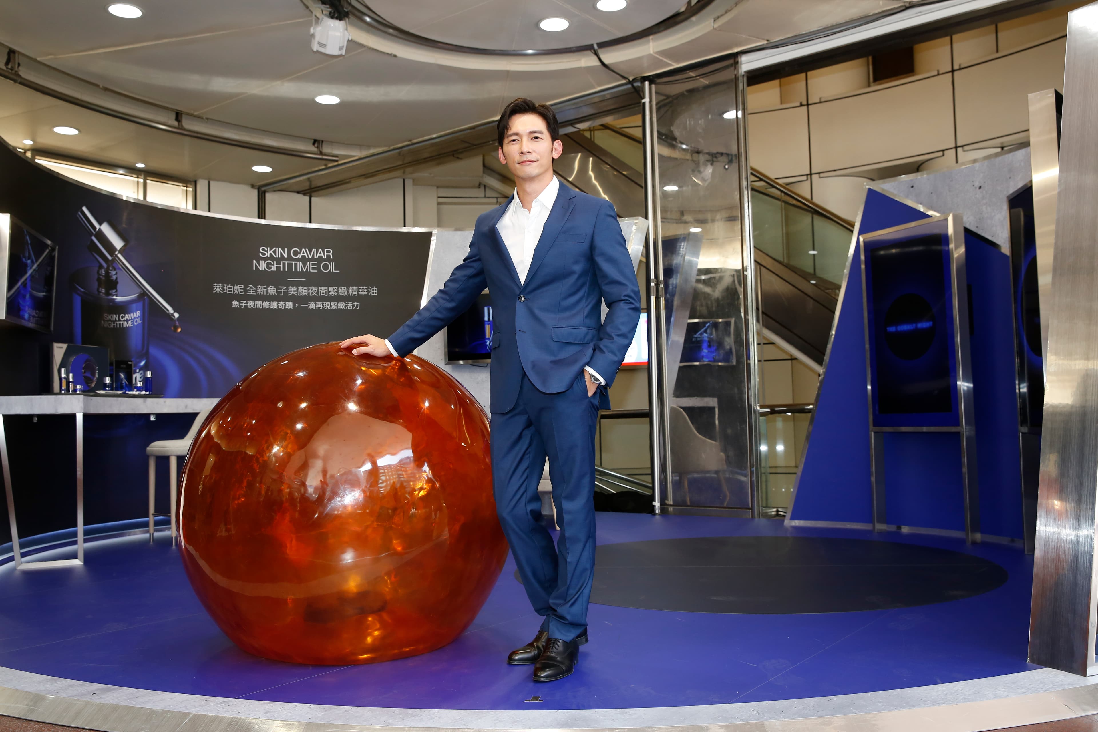 溫昇豪在百貨商場以男神之姿出場。