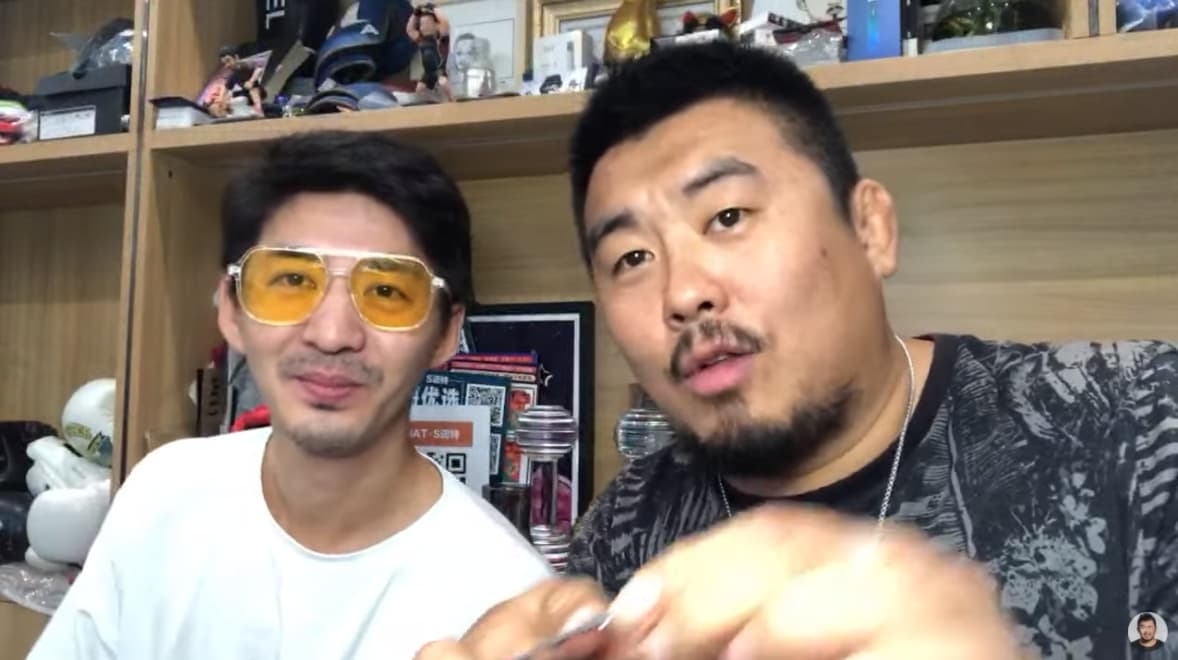 陳秋實消失600天後,現身徐曉冬(右)的直播。(翻攝自徐曉冬YouTube)