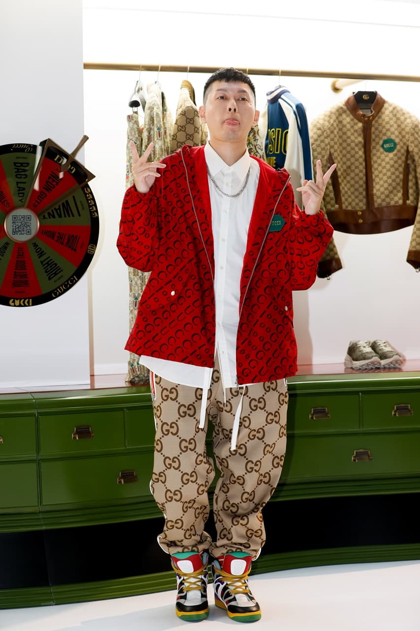 蛋堡身上的GUCCI紅色尼龍帆布外套NT$74,500,GG 緹花運動褲NT$51,500,Basket拚色運動鞋NT$35,500。