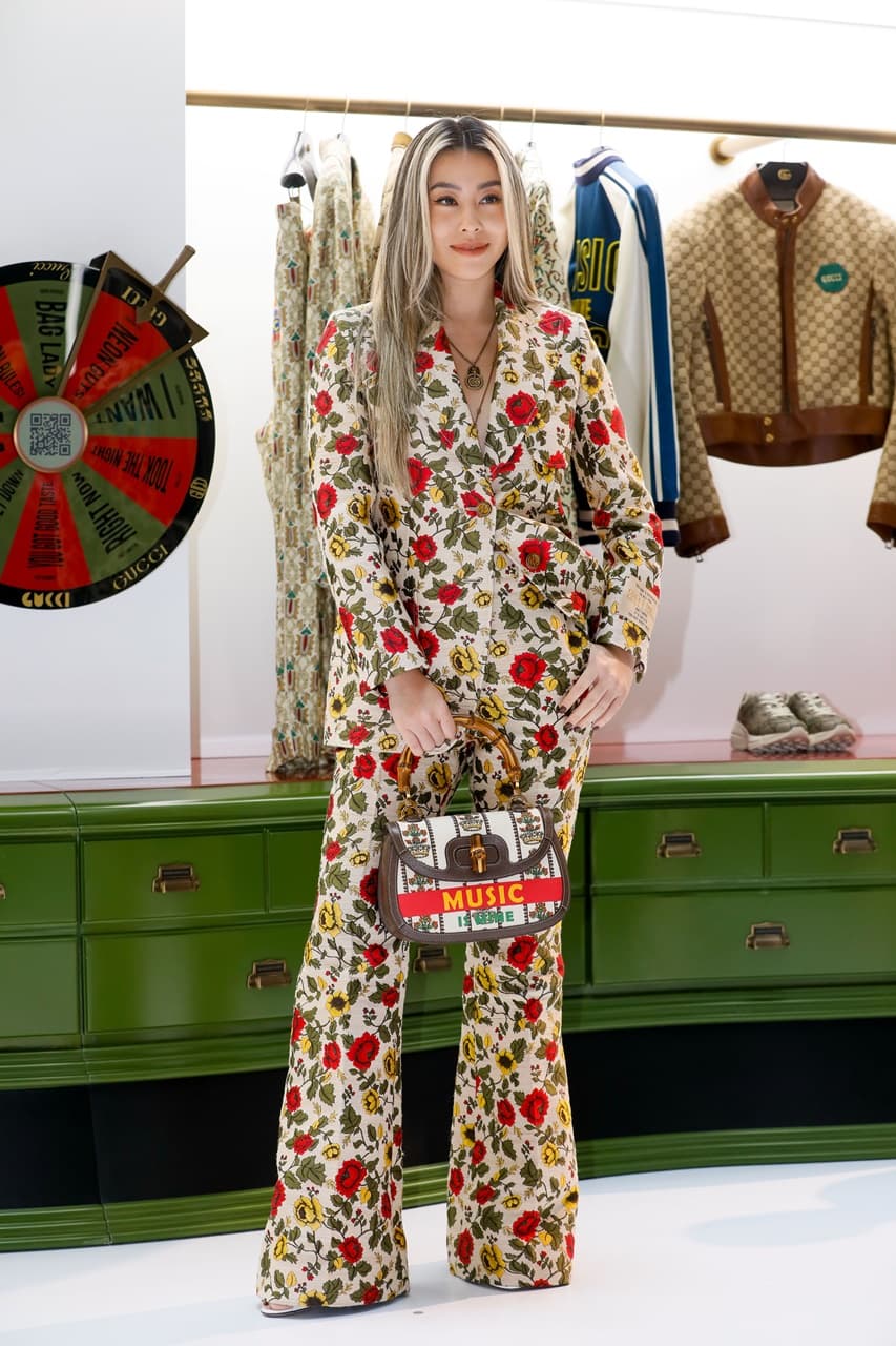 蔡詩芸穿著GUCCI多色花卉印花外套NT$130,000,多色花卉印花長褲NT$65,700,竹製提把手提包NT$119,000。