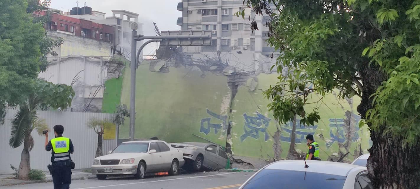網友曝光的照片中可見,倒塌的大樓直接壓在一台轎車之上,且周遭出現零星火勢。(翻攝自花蓮同鄉會)