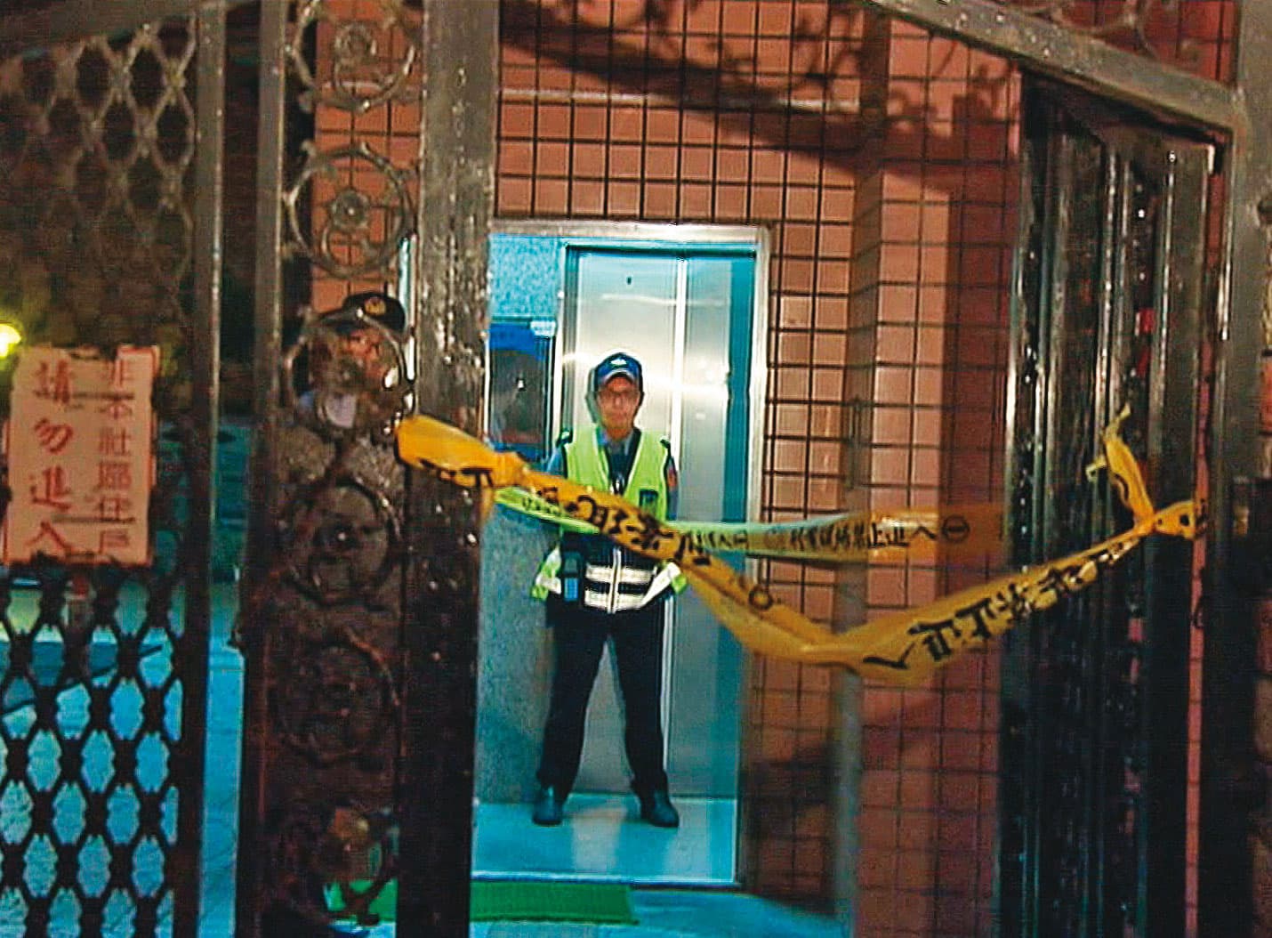 警方封鎖命案現場蒐證,發現許多疑點。(東森新聞提供)