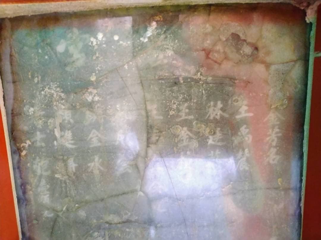 廟宇牆壁上石板刻有現任總統府資政顏志發父親「顏進得」大名。(讀者提供)