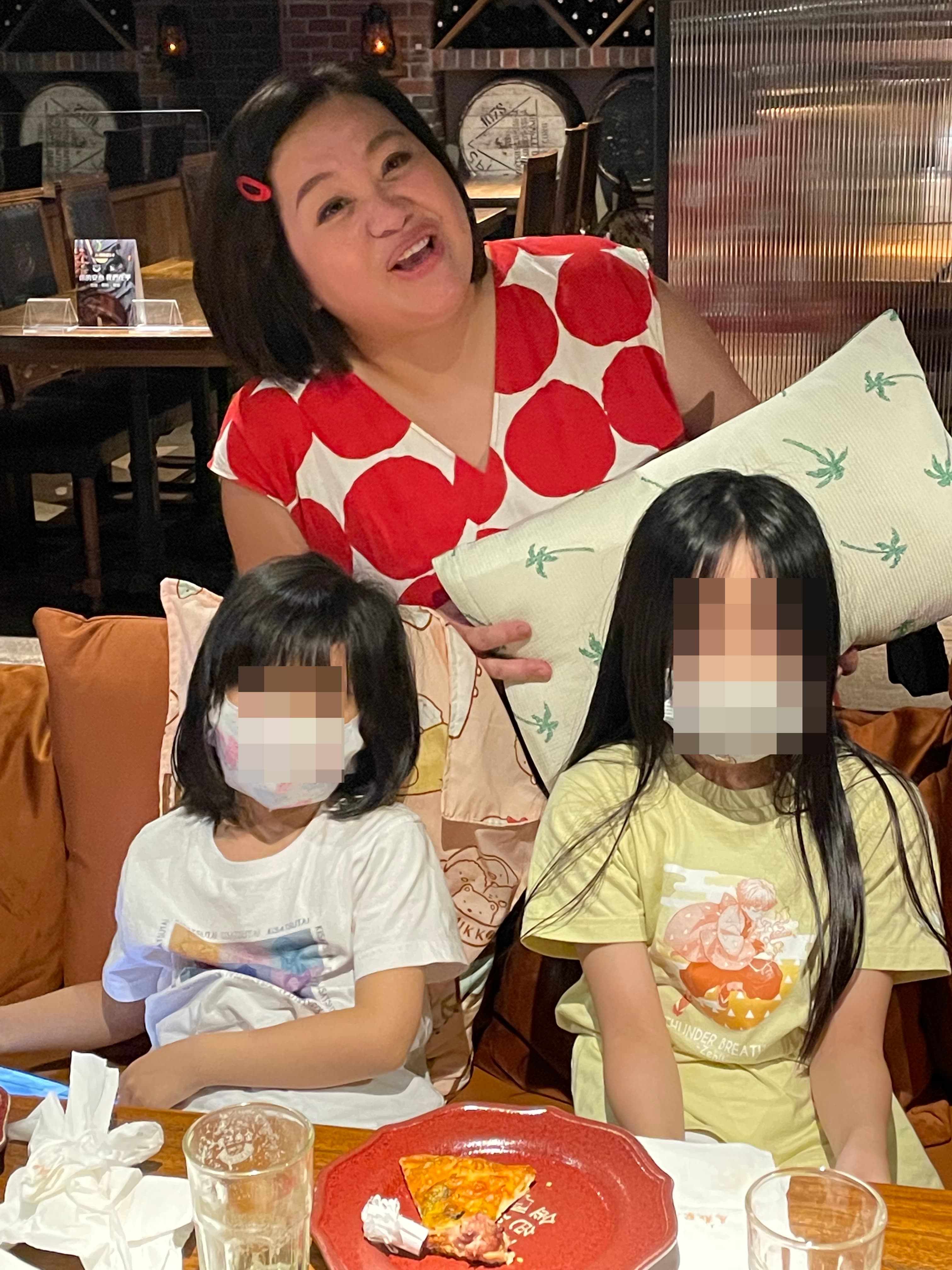 鍾欣凌因為沒人顧小孩，帶著兩個女兒到慶功宴。（公視提供）