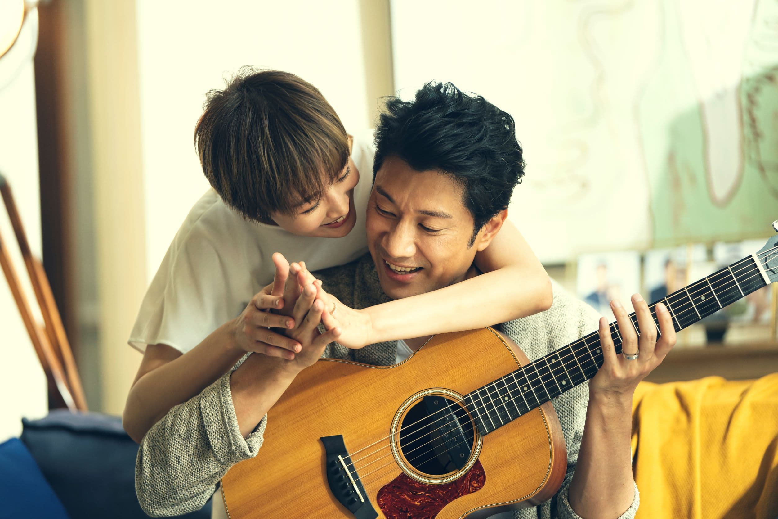 張鈞甯(左)、陳恩峰(右)飾演夫妻,但卻笑說導演何潤東其實拍陳恩峰的鏡頭超用心。(HBO Go提供)