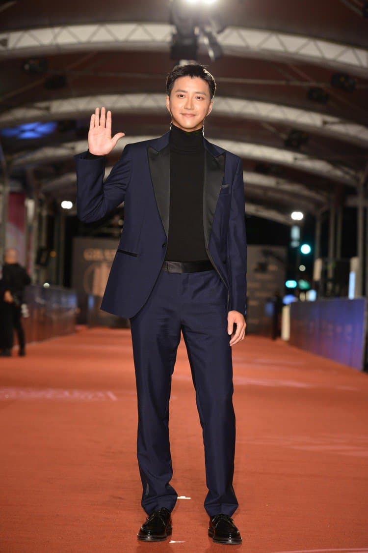 江宏傑身穿BOSS海軍藍西裝內搭高領針織衫,現身金鐘獎星光大道。(三立提供)