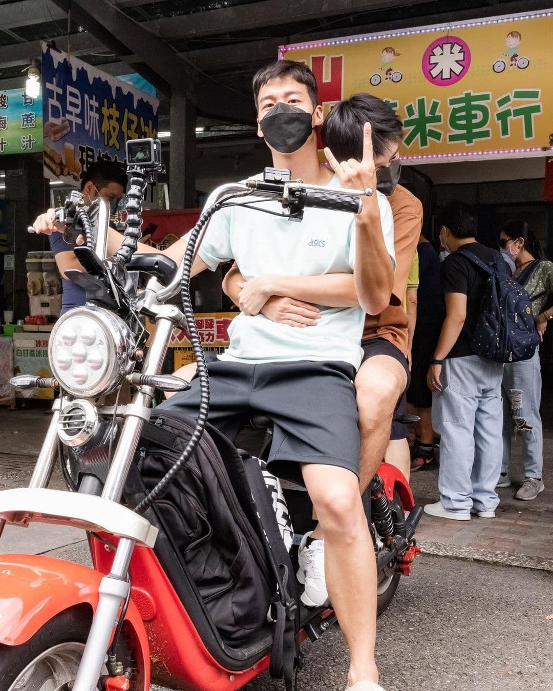 林敬倫騎重機載江宏傑,小傑一臉嬌羞、小鳥依人,粉絲敲碗兩人組CP。(翻攝自林敬倫IG)