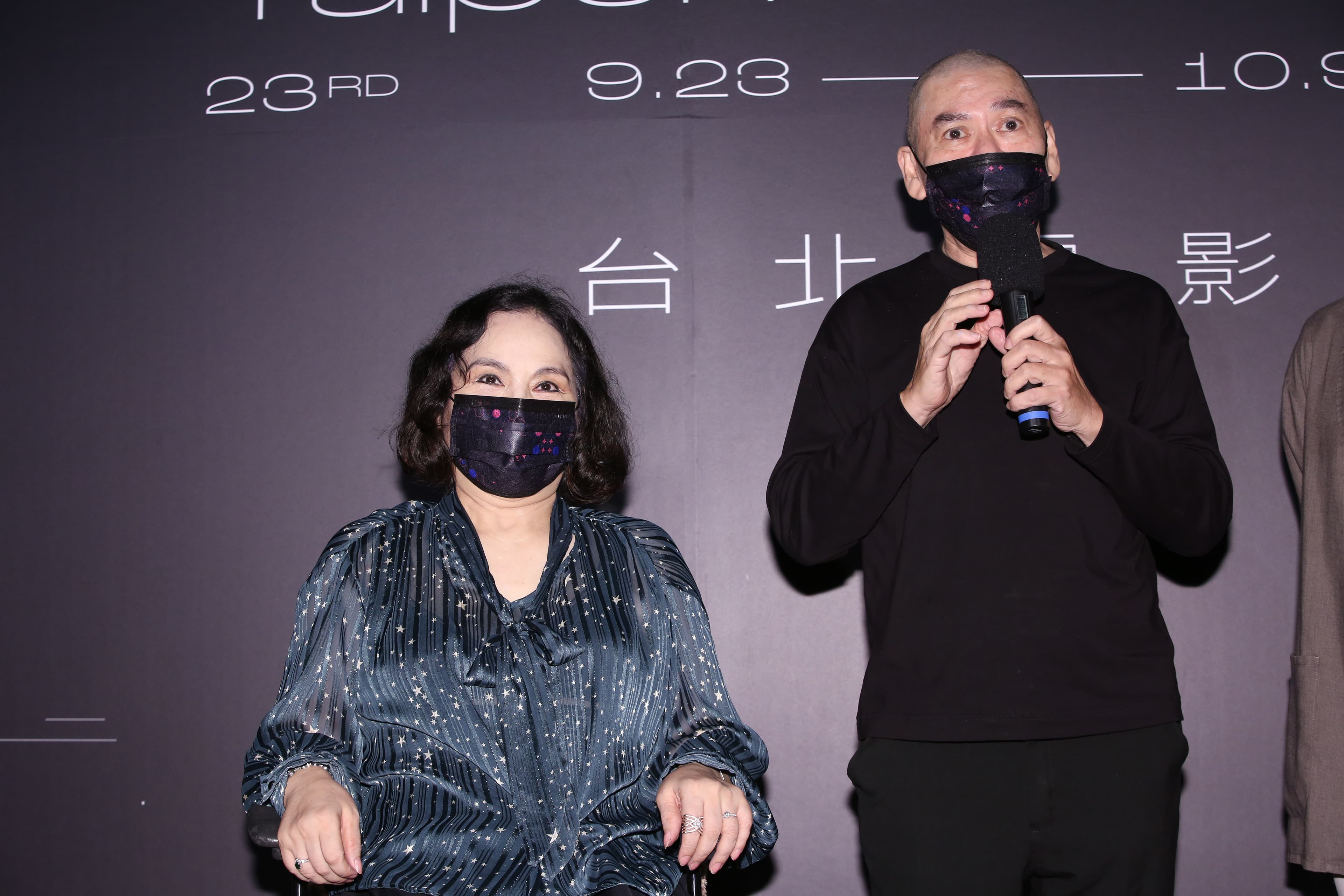 蔡明亮(右)自認為李珮菁(左)的粉絲,歌曲也都如數家珍。