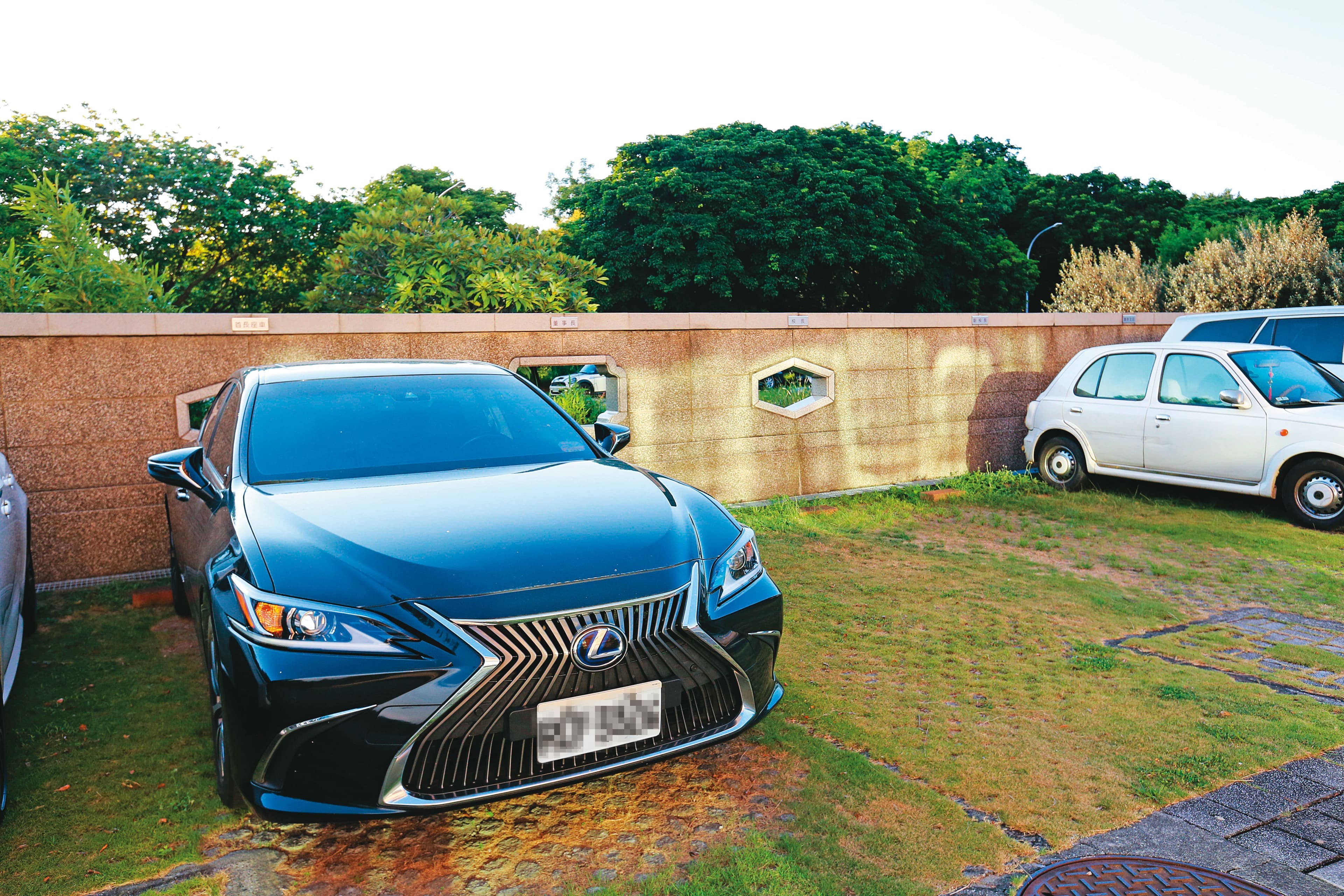 何權璋今年八月風光上任，配有豪華公務車、司機及專屬車位。