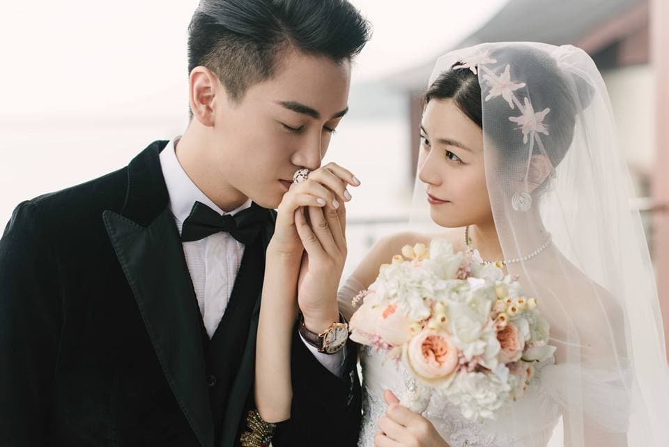 陳妍希2016年嫁給大陸男星陳曉,特地選在男方生日登記結婚並公布喜訊。(翻攝自陳妍希臉書)