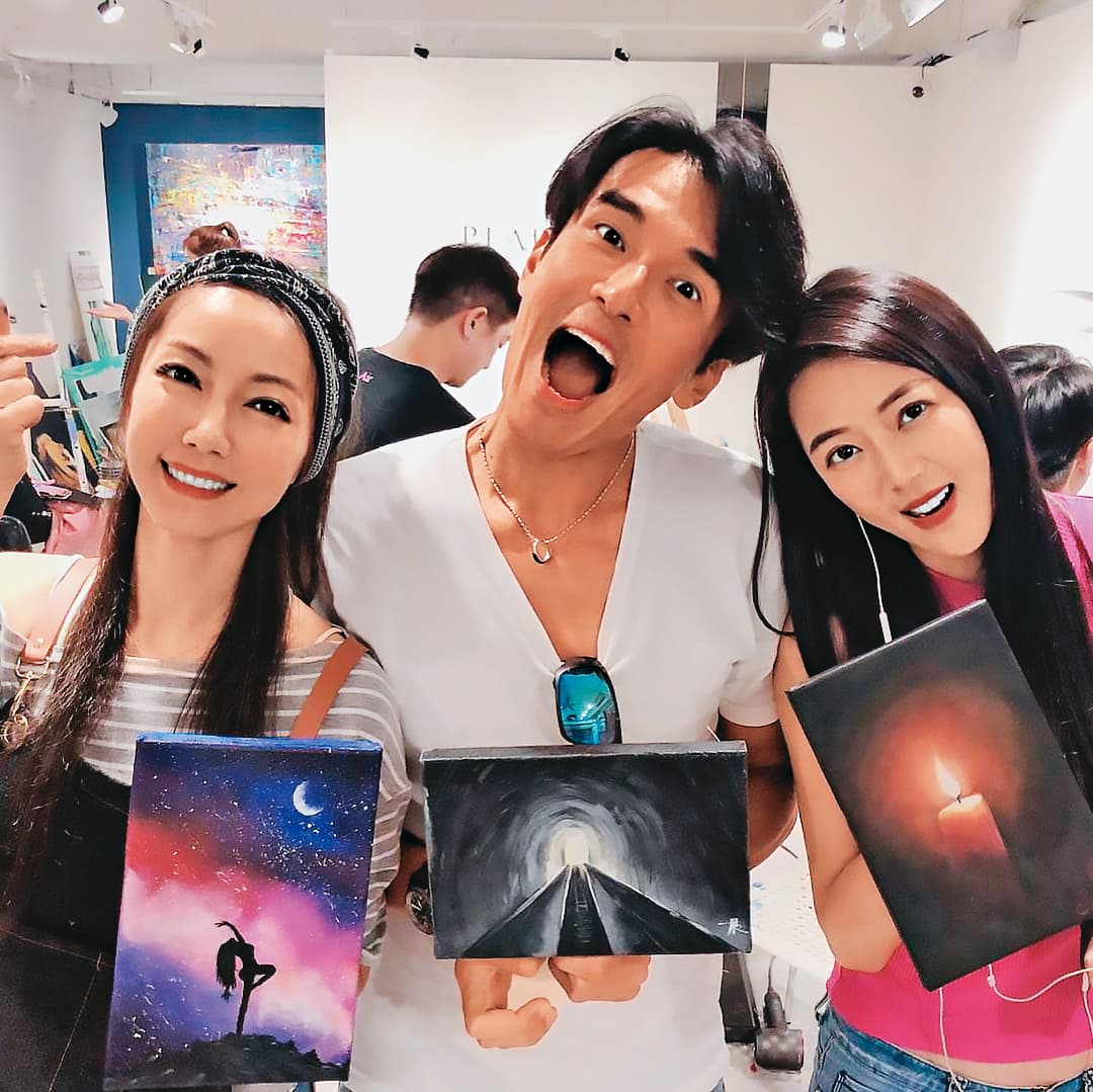 張熙恩(右起)曾在臉書分享和楊一展、林韋君一起學畫。(翻攝自張熙恩CN臉書)