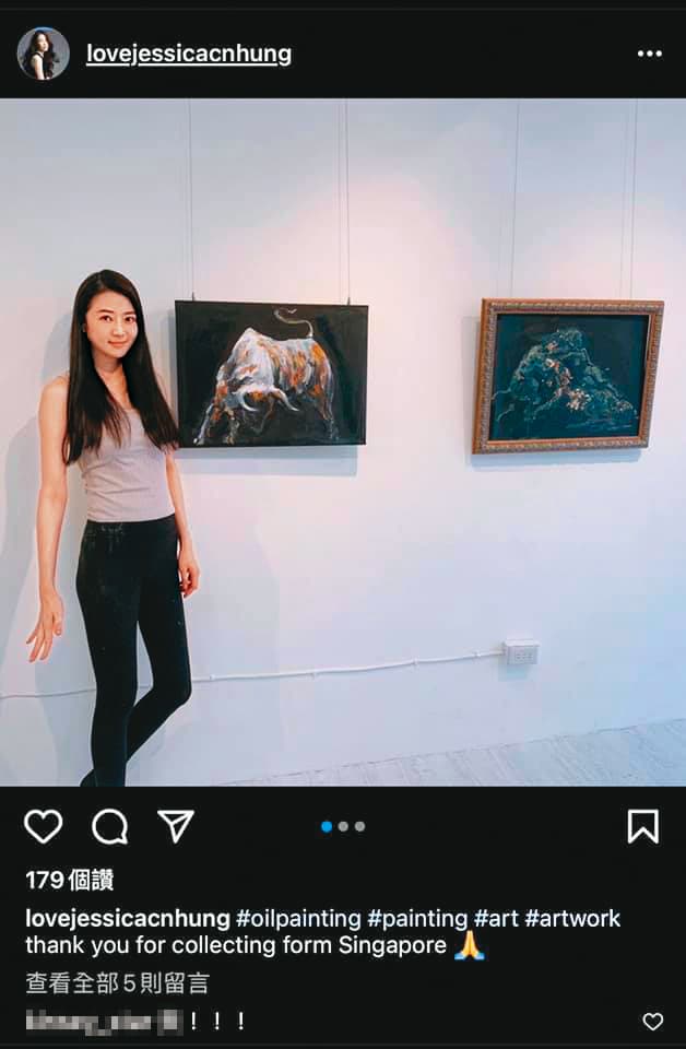 張熙恩分享在畫展和自己作品的合影,引起網友注意。(翻攝自lovejessicacnhung IG)
