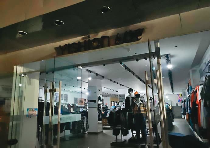 中國大陸這波限電來得又快又急,不少廠商措手不及,只能摸黑營業。(翻攝微博)