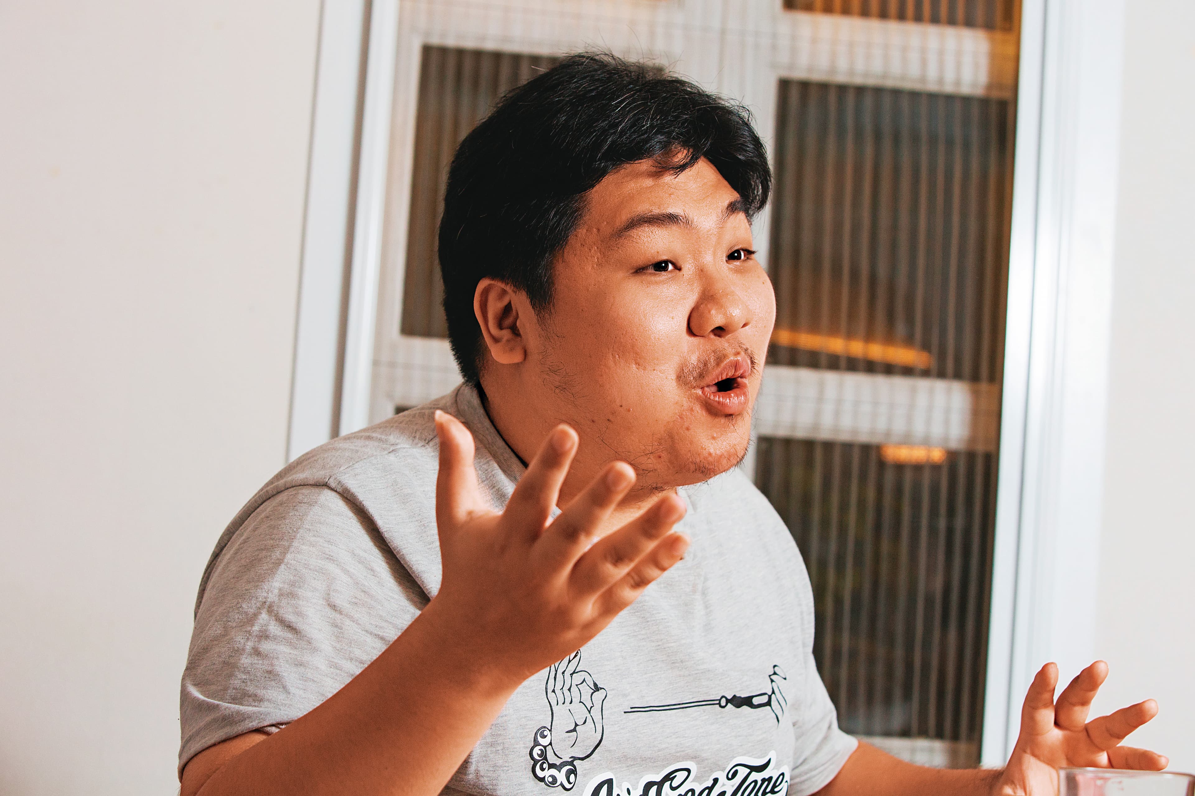 Toyz的下線藥腳轉為汙點證人供出販毒過程，還宣稱找上Toyz的死對頭「統神」（圖）大爆販毒內幕，讓統神樂得隔岸觀火。