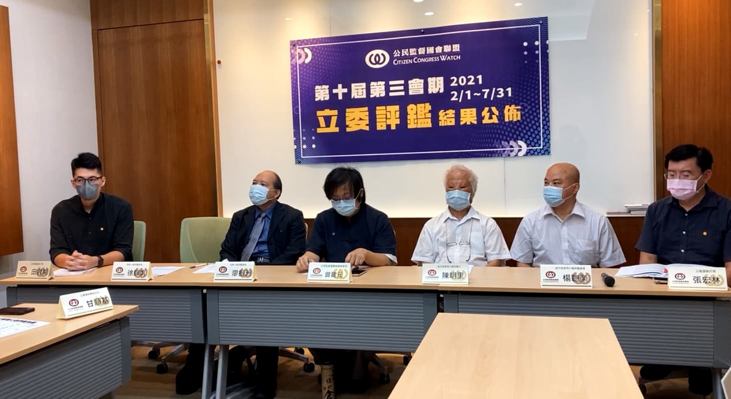 公督盟今公開第10屆第3會期立委評鑑,拿出數據回應朱立倫對陳柏惟的指控。(翻攝自公督盟臉書)