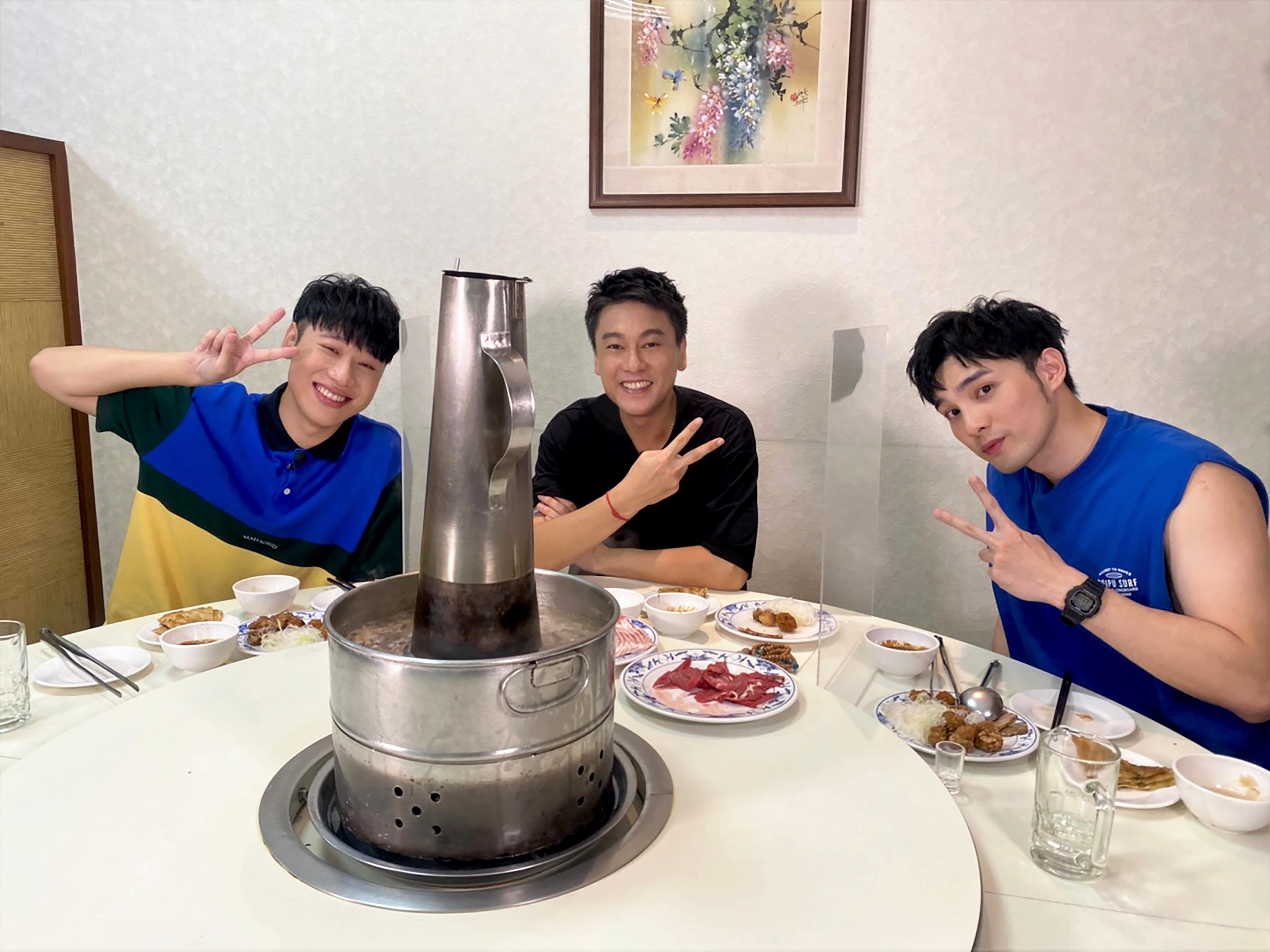 朱孝天帶著小賴及偉晉大嚐自己最愛的酸菜白肉鍋。(TVBS提供)
