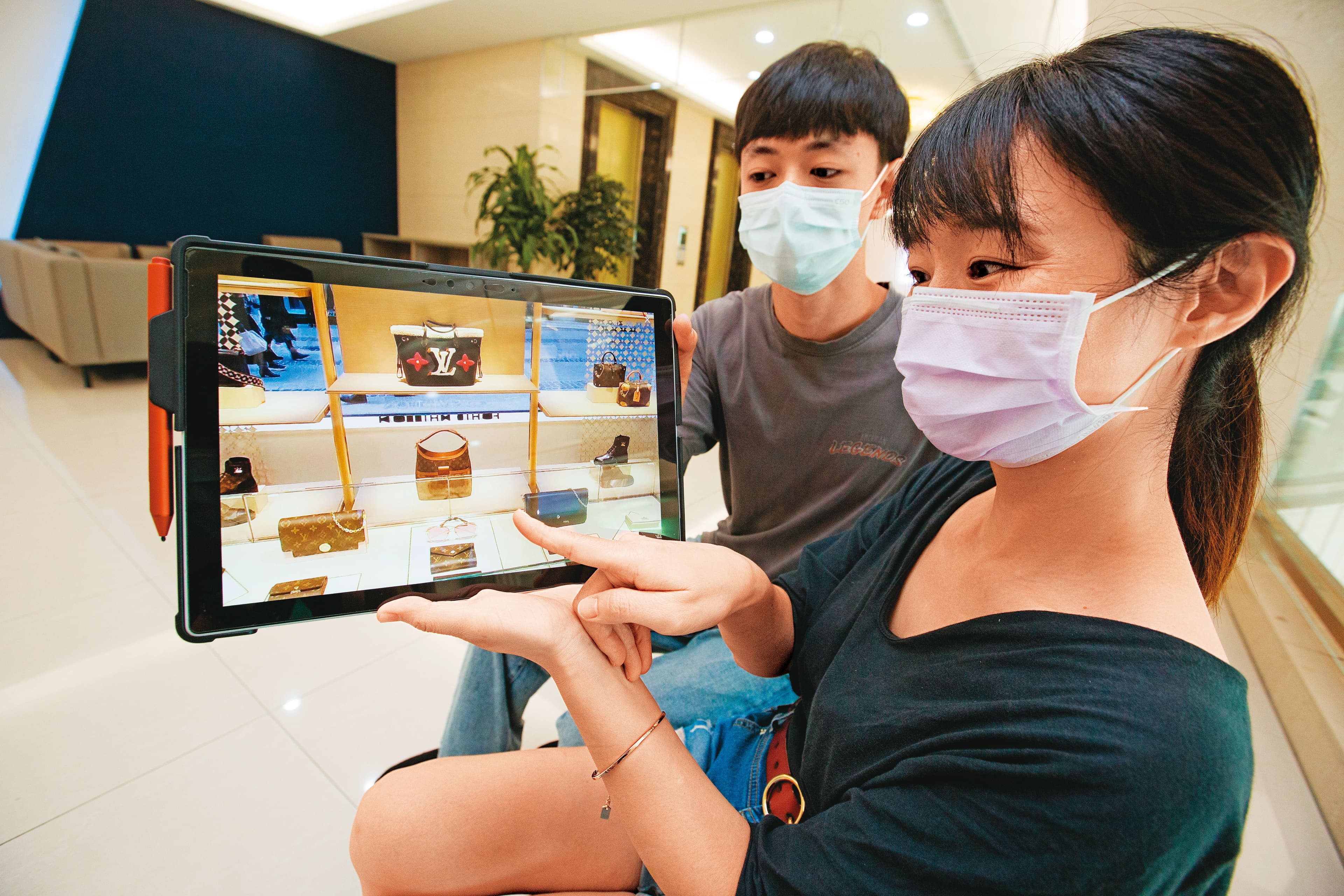 透過iStaging的AR/VR技術,消費者可用手機造訪法國LV總店,如同「瞬間移動」到巴黎血拚。