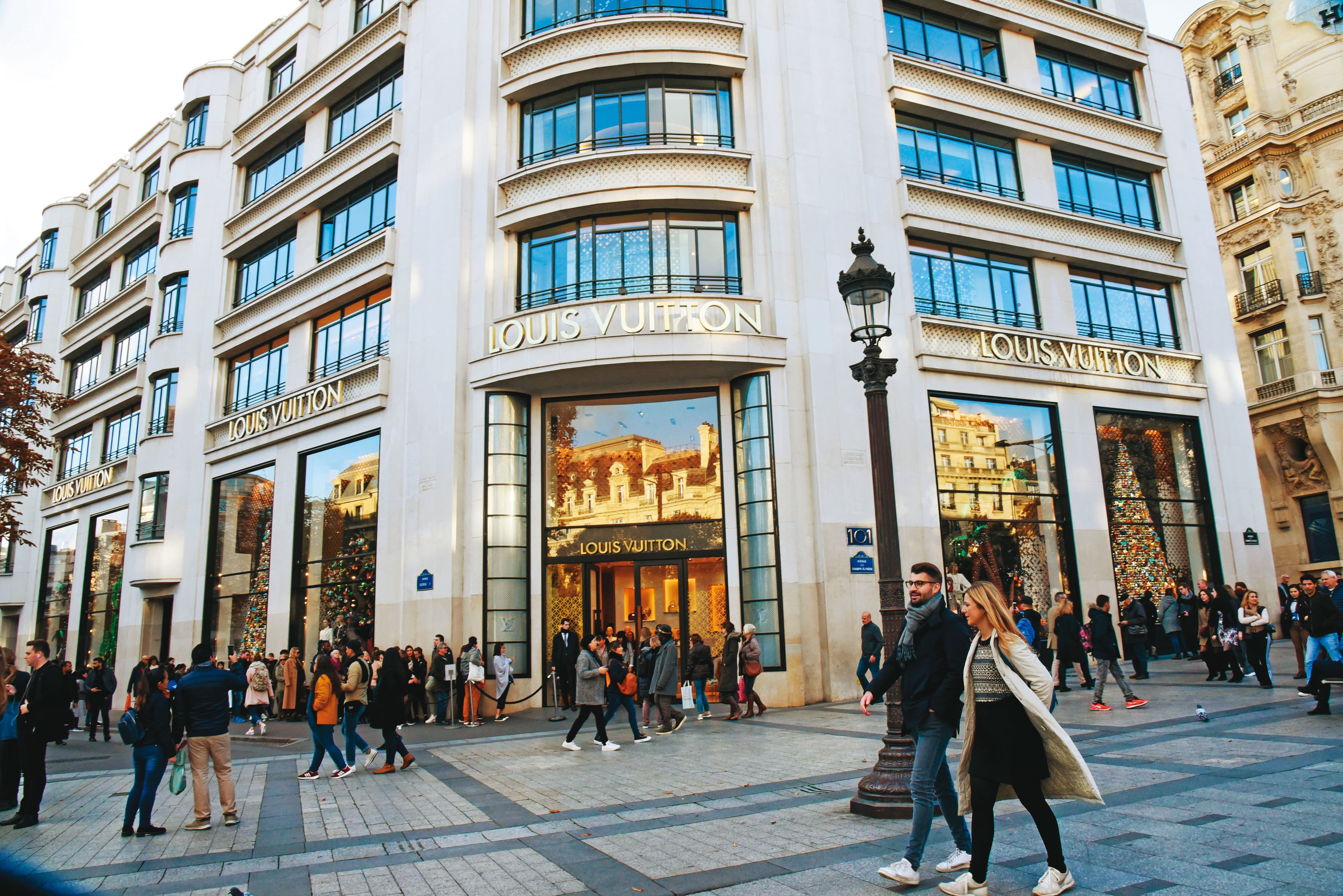 牽手LV後,iStaging縱向發展打進LVMH集團旗下FENDI、Dior、CELINE、LOEWE等十幾個品牌。(東方IC)