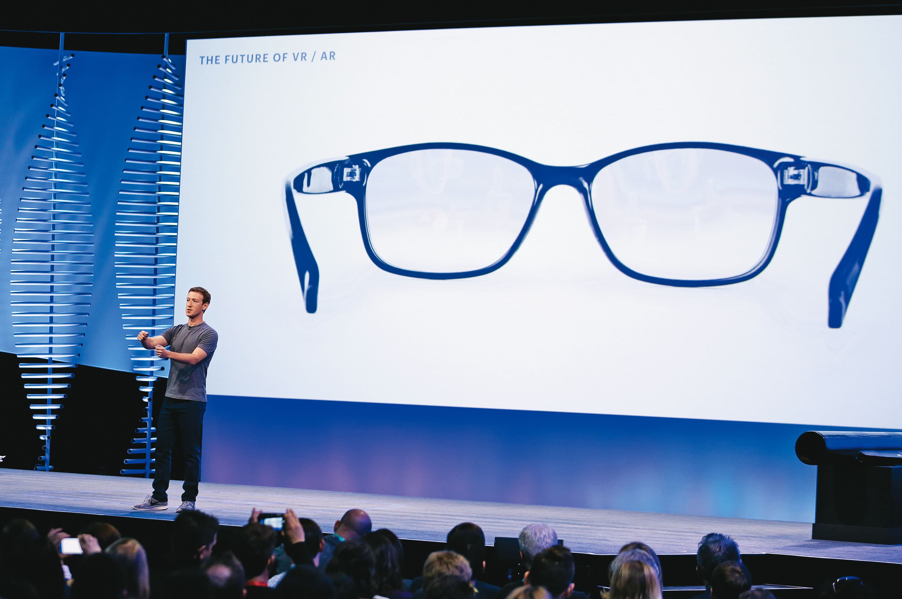 臉書近期與雷朋合推智慧眼鏡Ray-Ban Stories,用戶可以透過眼鏡拍照、錄影。(達志影像)