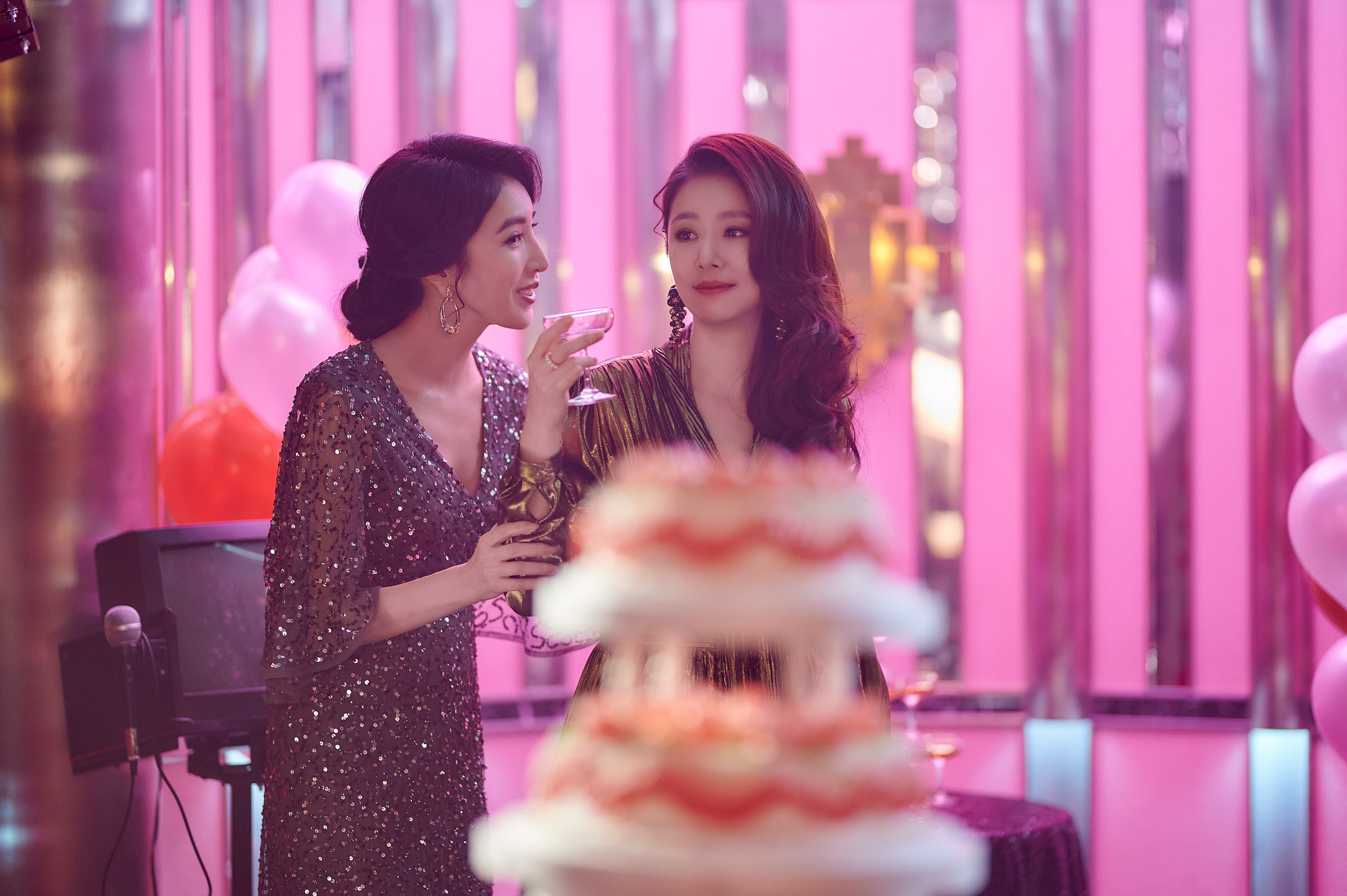 林心如與楊謹華在Netflix獨家影集《華燈初上》中飾演酒店媽媽桑。(Netflix提供)