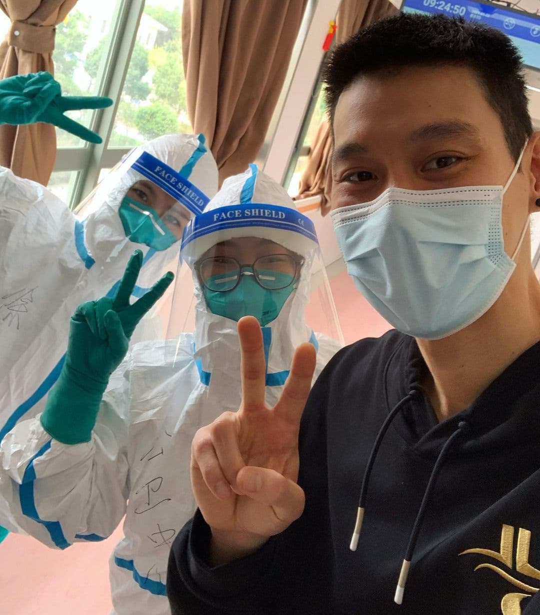 林書豪開心與醫護人員合照，謝謝他們如此貼心照顧自己。（翻攝自林書豪IG）