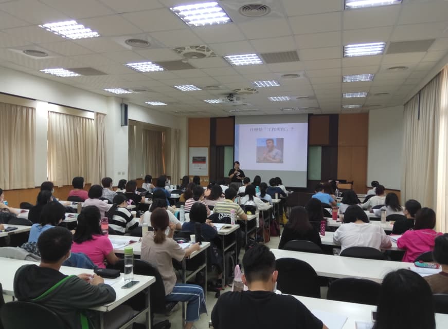 張老師在台灣各角落培養義務「張老師」。（張老師基金會提供）
