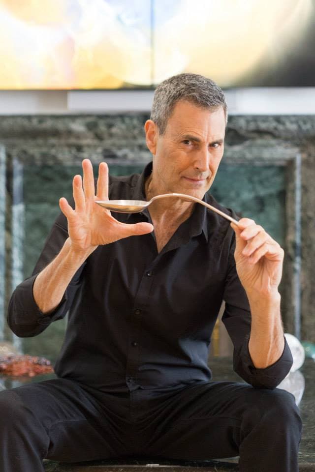 尤里蓋勒宣稱自身的超能力,是在多年前由外星人所傳授。(翻攝Uri Geller IG)