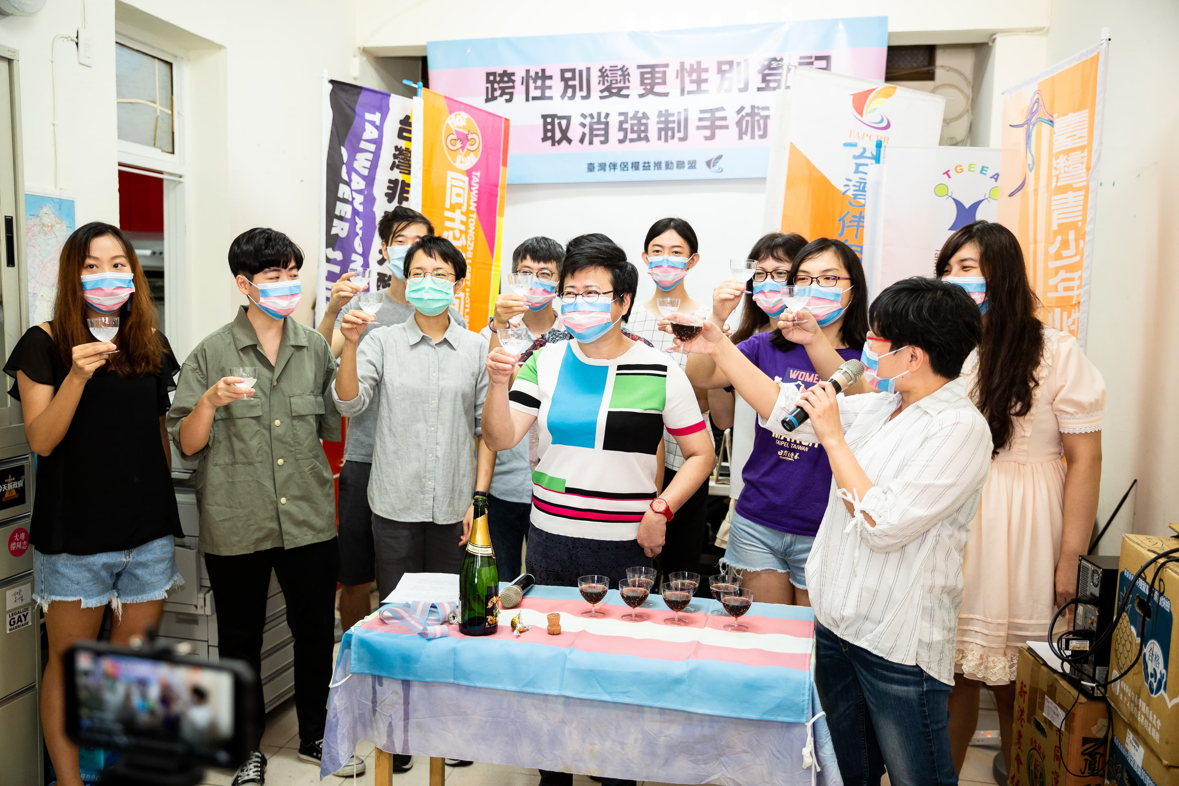 支持小E訴訟的伴侶盟跟性別人權團體,在宣判隔天開記者會說明,這個勝訴判決代表的意義。對於這個令人振奮的判決,大家舉杯慶祝。