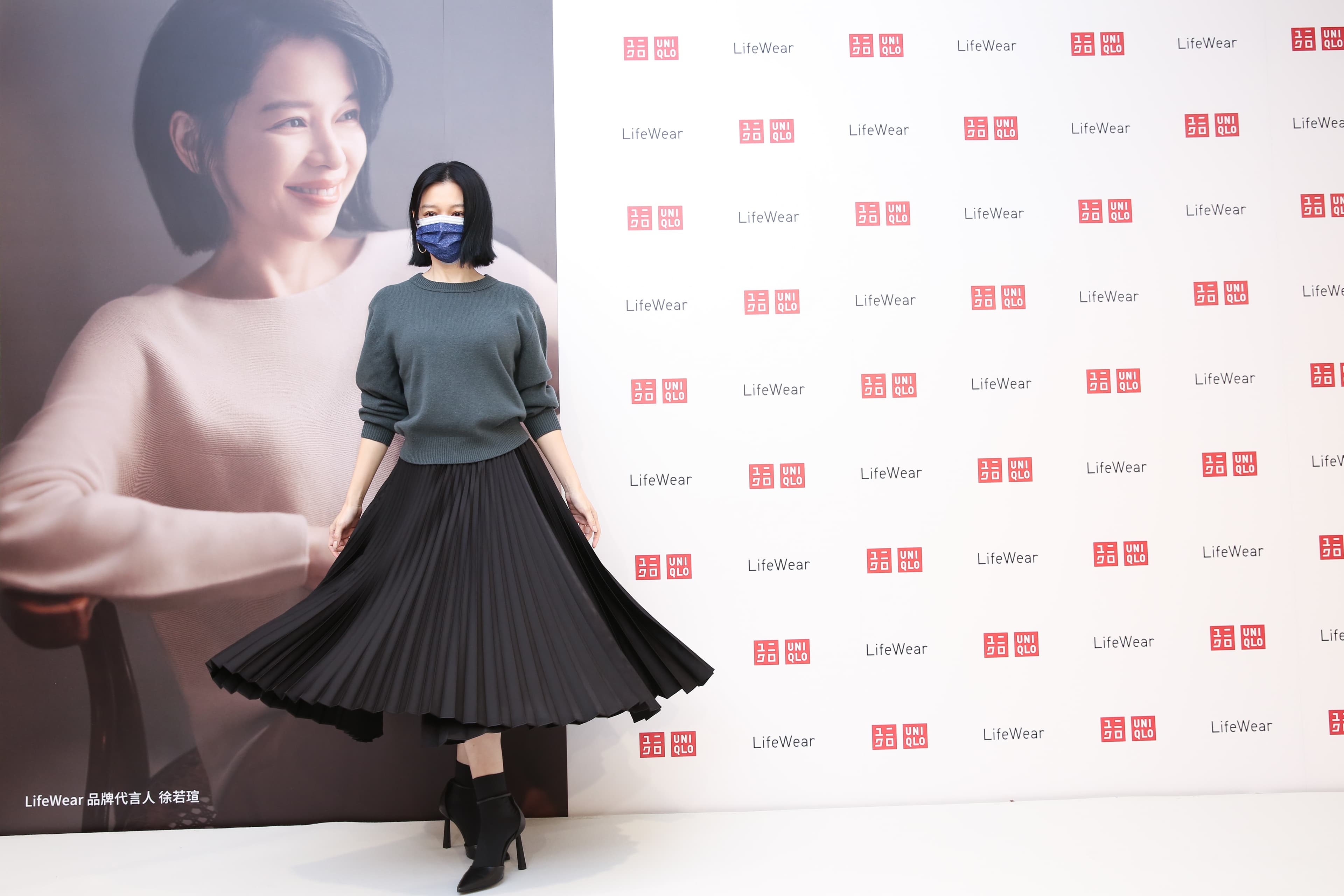 徐若瑄身穿UNIQLO x Theory秋冬女裝,長袖上衣NT$990、細褶一片裙NT$1,990。