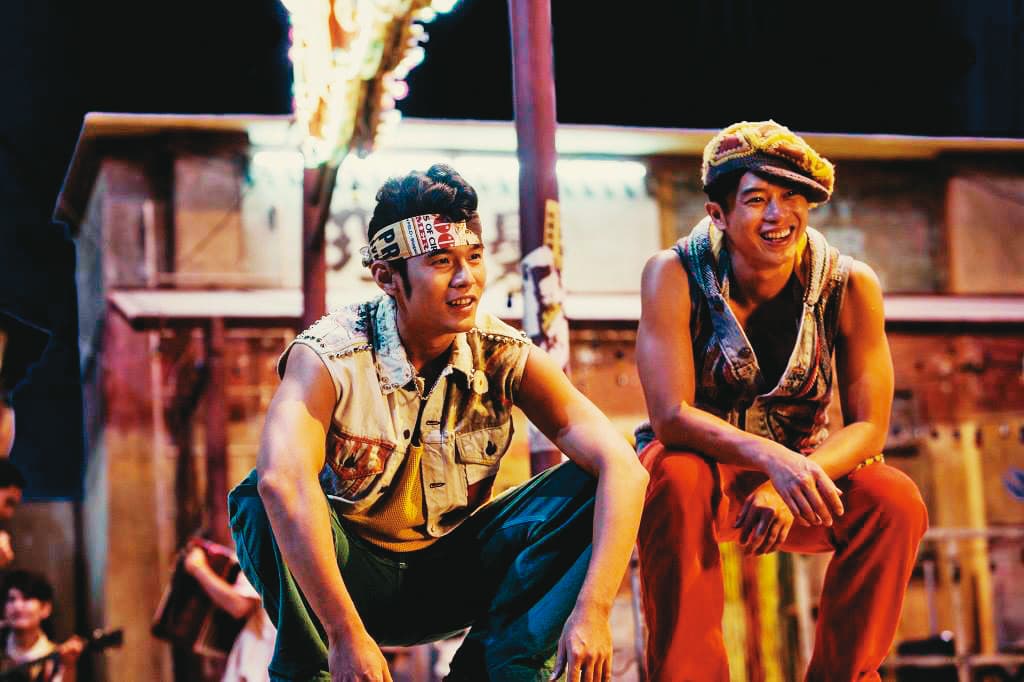 周杰倫(左)又導又演的電影《天台》,邀來子弟兵彈頭(右)一起演出。(翻攝自彈頭臉書)