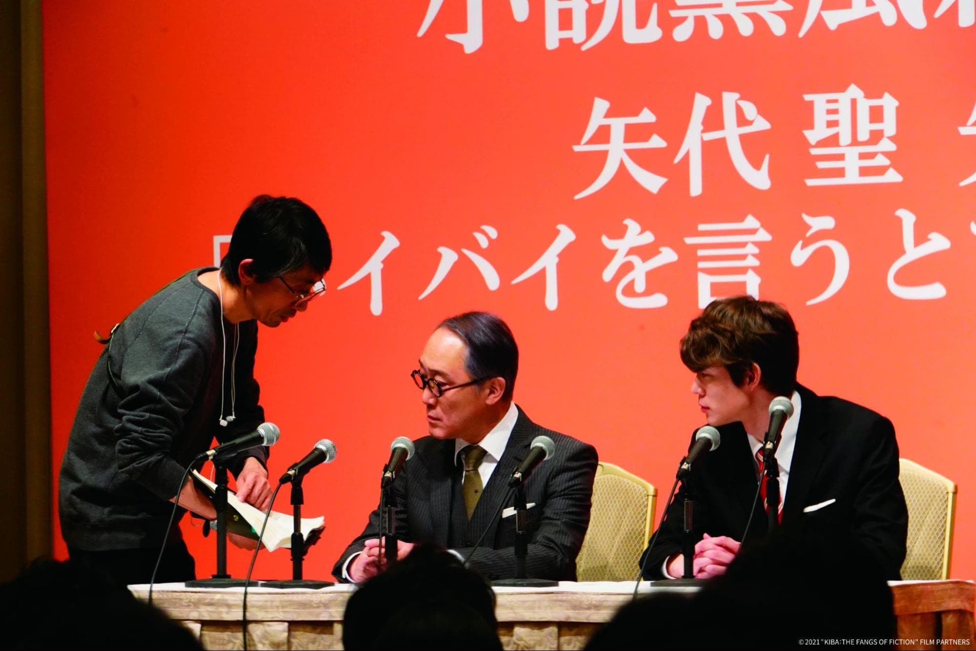 吉田大八導演(左)針對《總編的復仇》中每個角色的台詞和表情都做了細微的安排,盼能用更生動的方式來顯現組織間的鬥爭。(可樂電影提供)