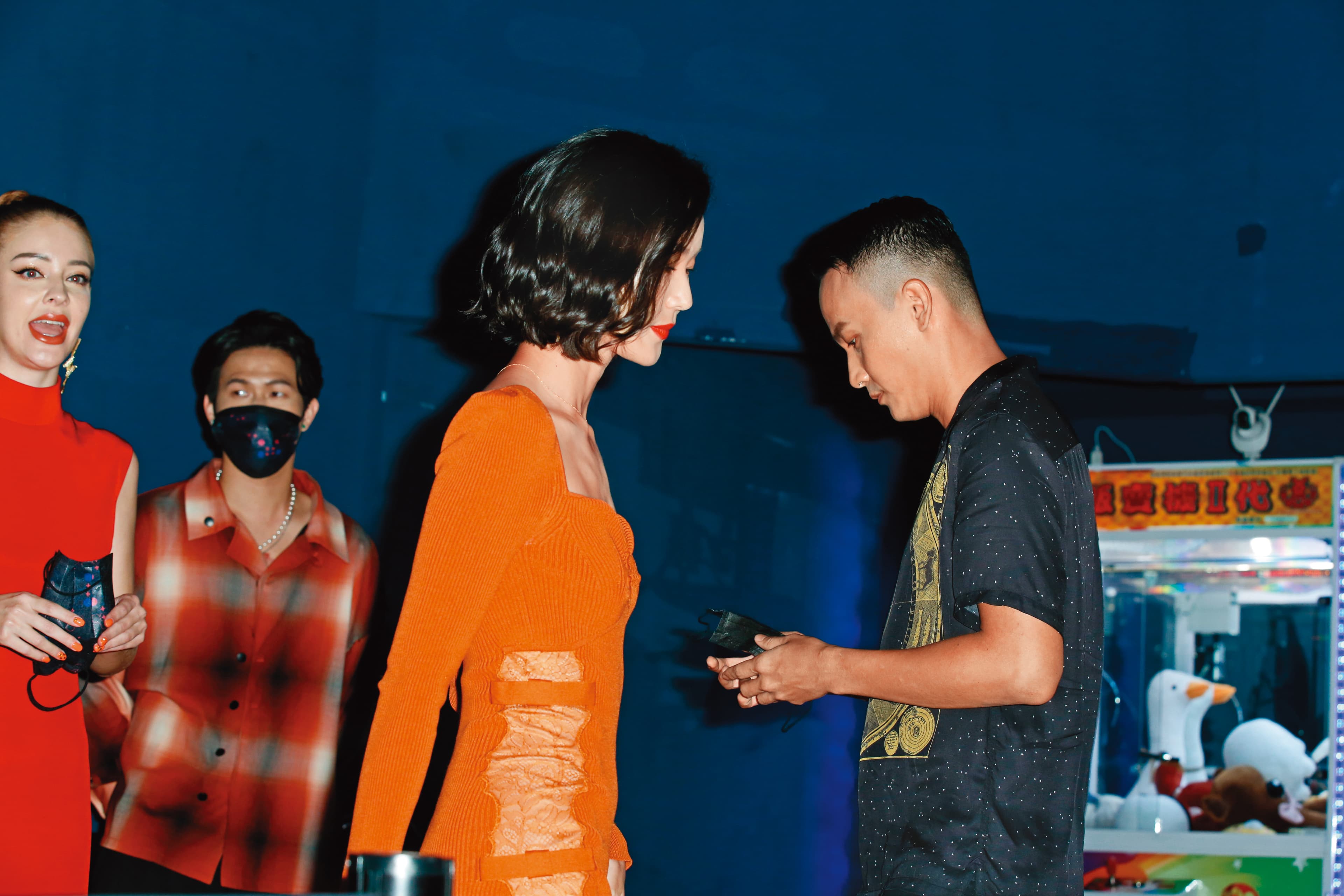 曹晏豪心事重重忙自己事,完全沒注意鍾瑶在身旁。