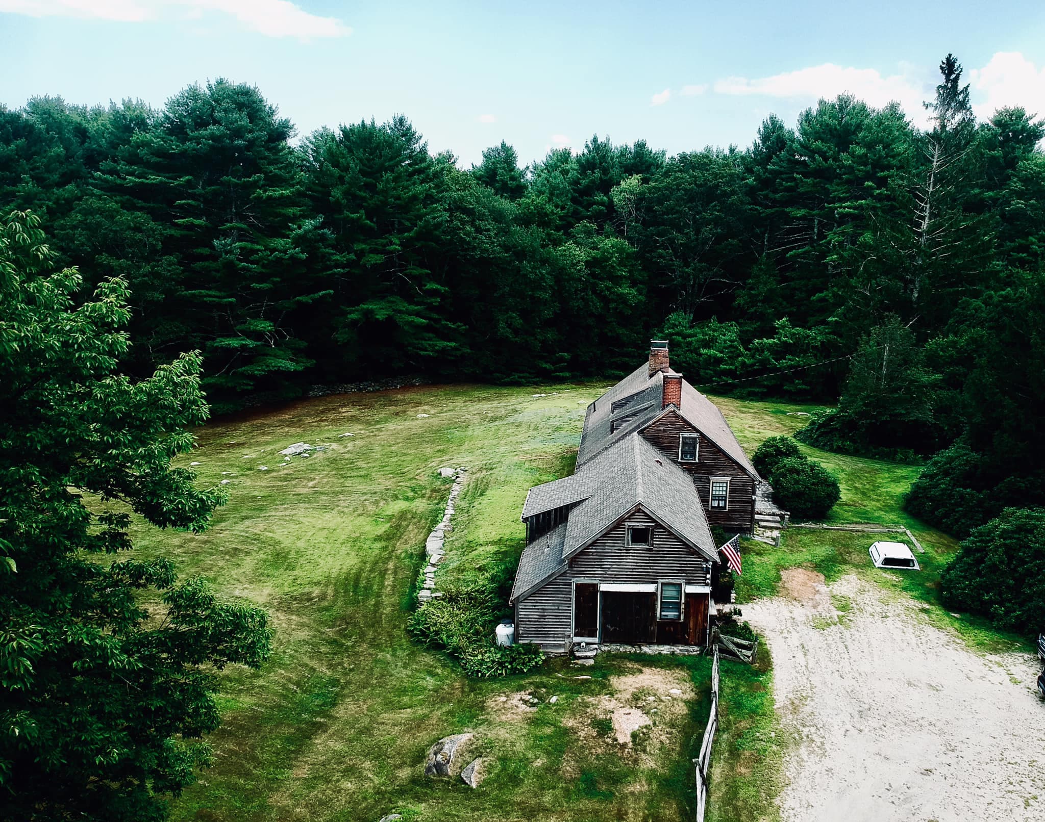 房子從上方俯視的畫面，占地面積非常龐大。（翻攝The Farm on Round Top Road Facebook）
