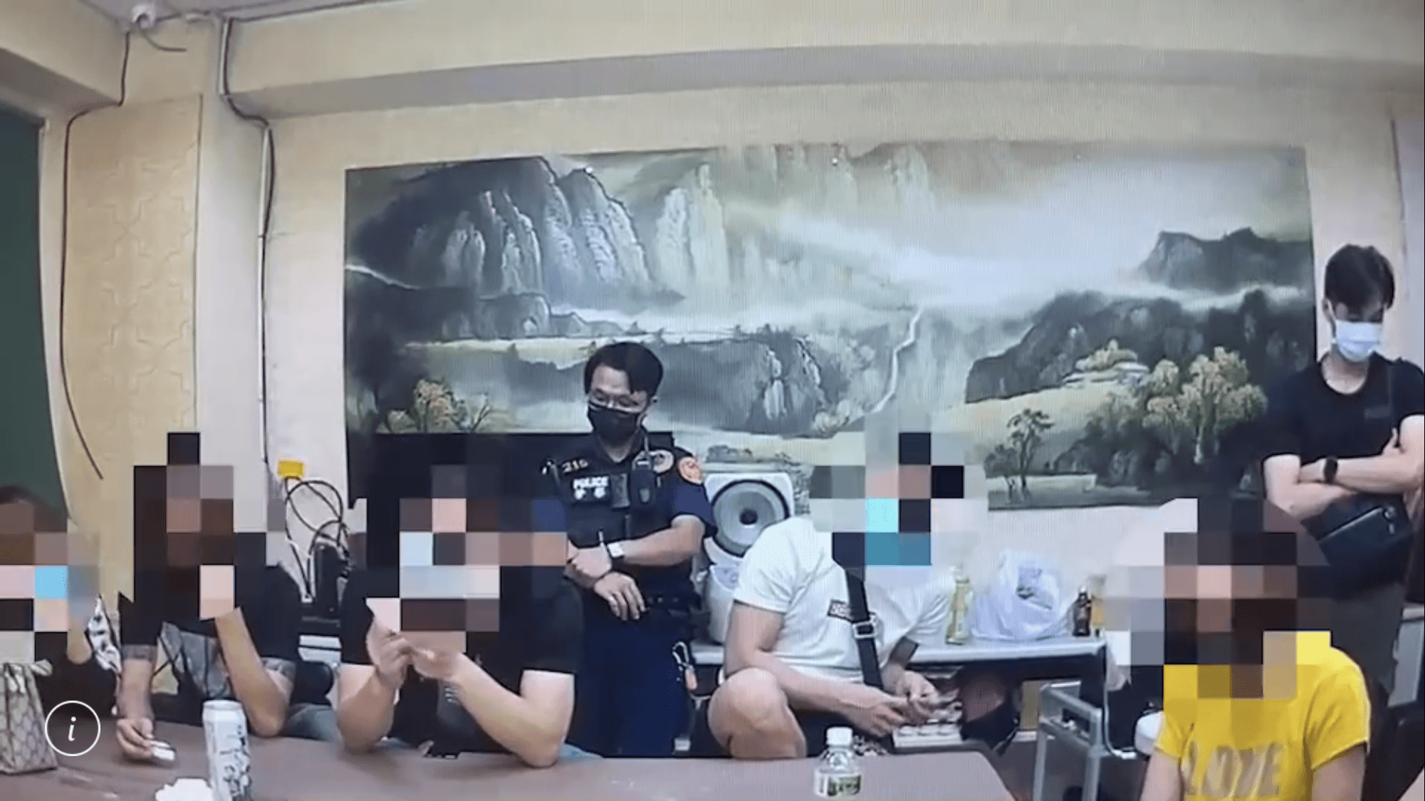 警方破門進入賭場後,發現11人在場聚賭。(翻攝畫面)
